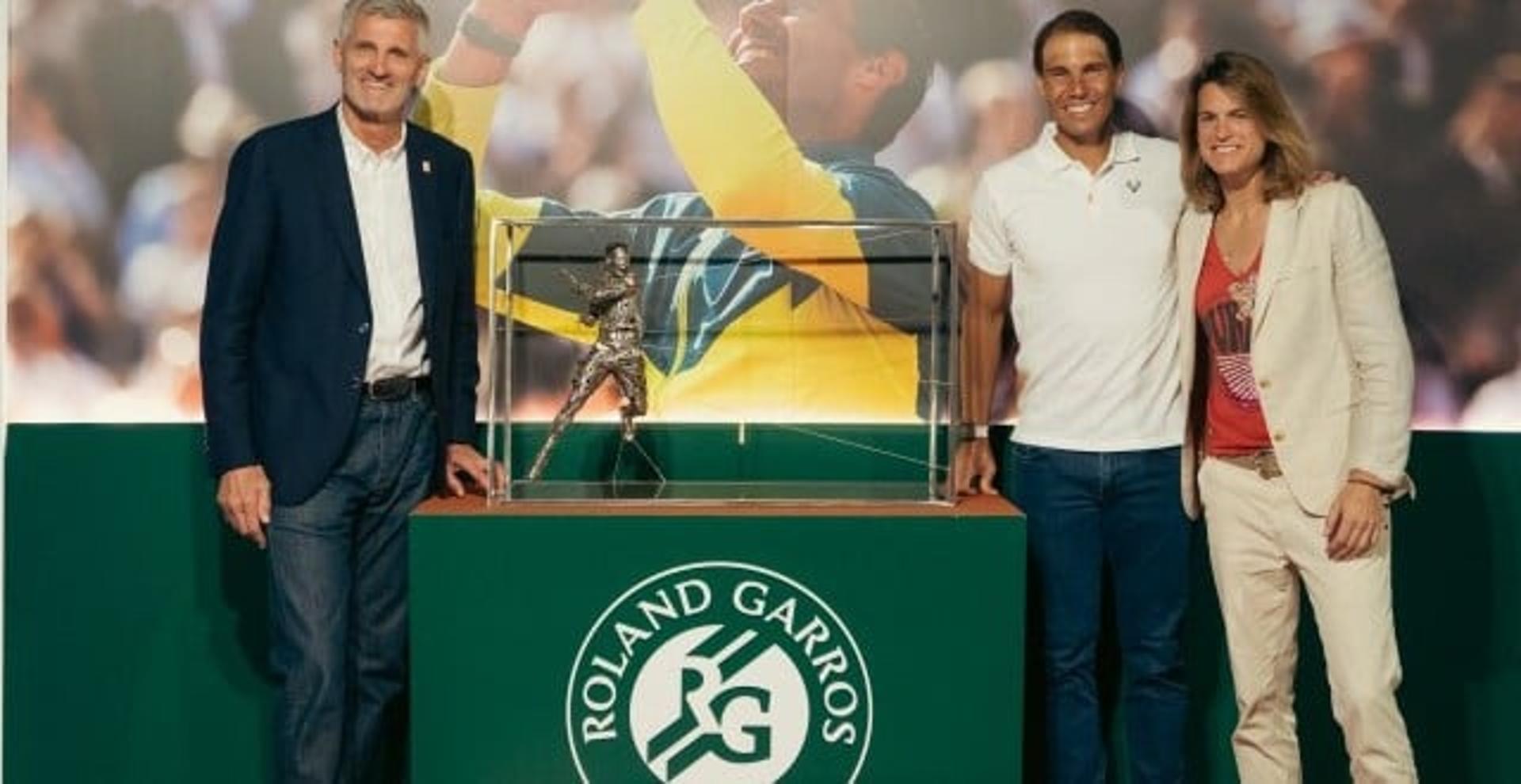 Rafael Nadal recebe réplica de estátua de Roland Garros em sua academia