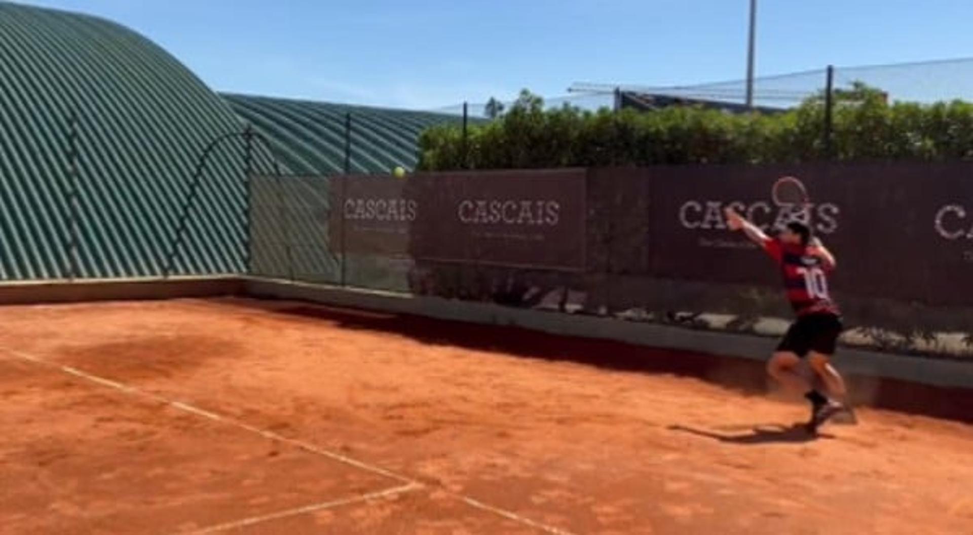 Dominic Thiem treina com a camisa do Flamengo em Estoril