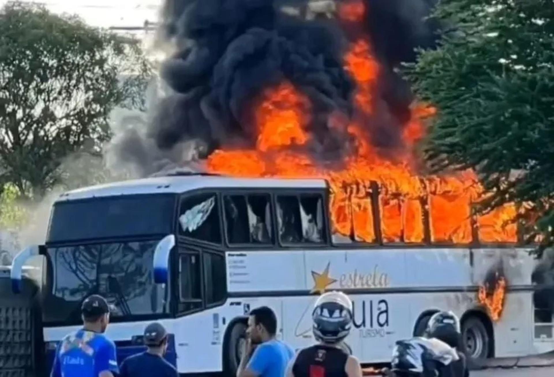 Ônibus de Organizada do Cruzeiro em chamas