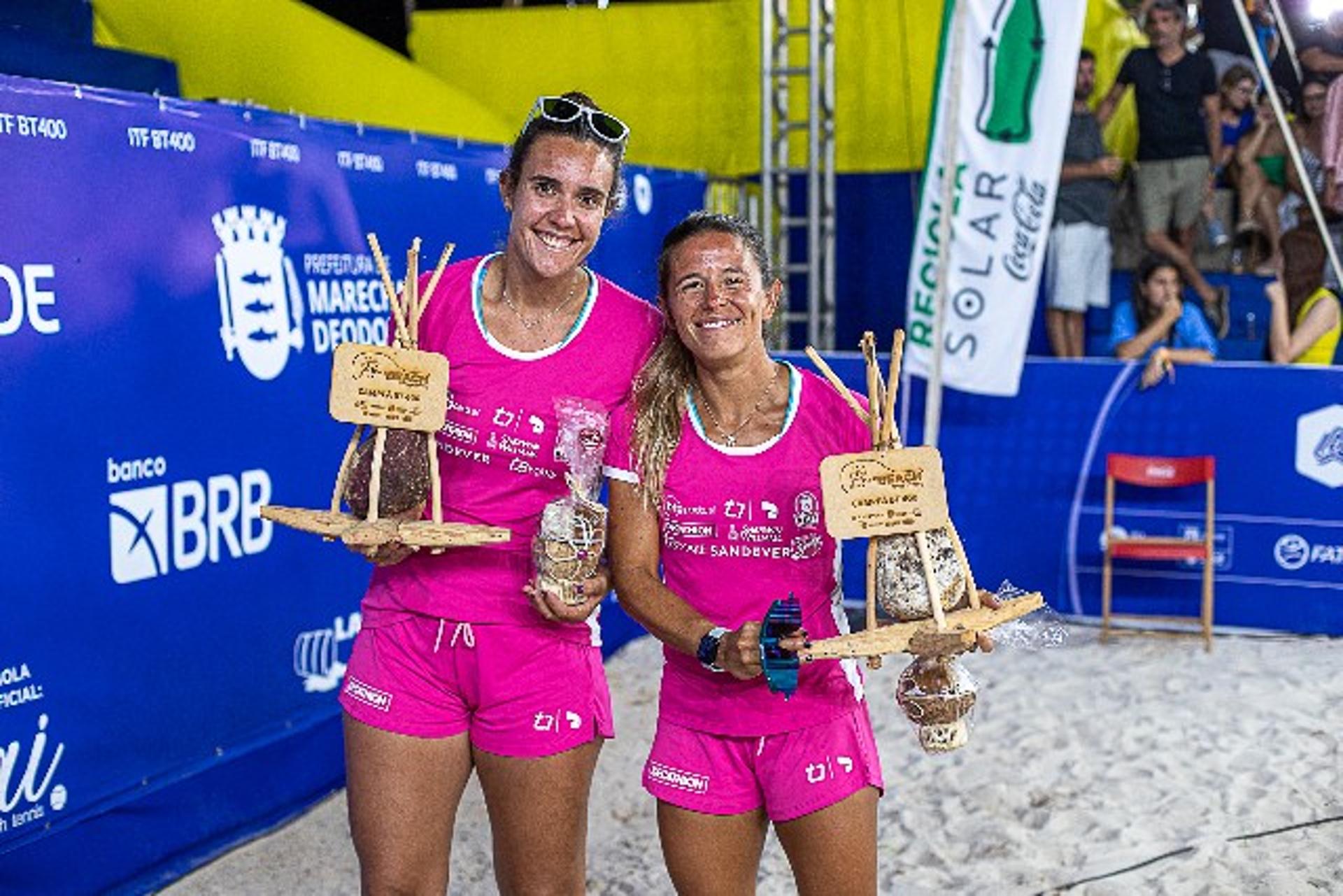 Rafaella Miiller com o troféu de campeãs do Pure Beach