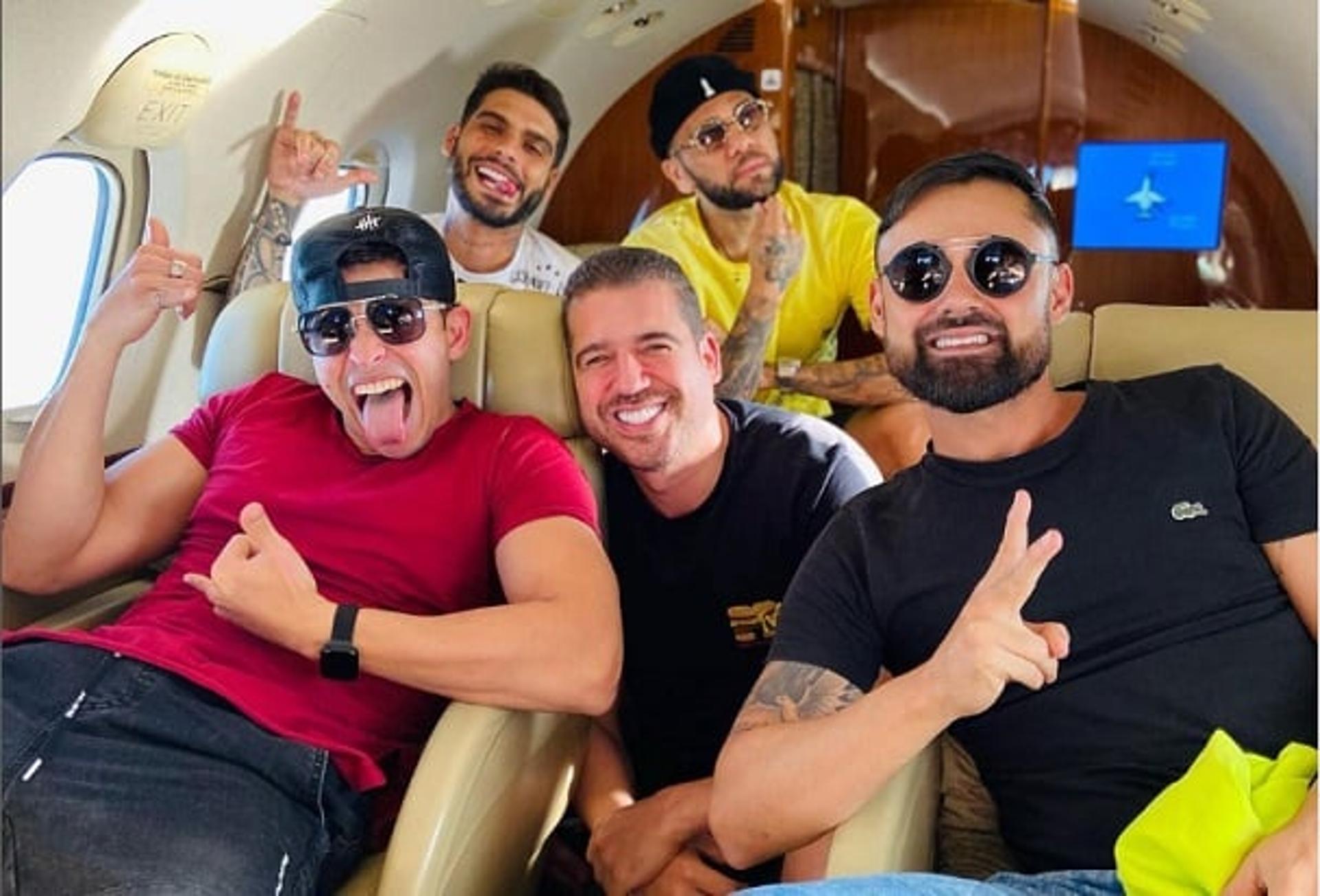 Daniel Alves, Bruno Brasil e outros amigos