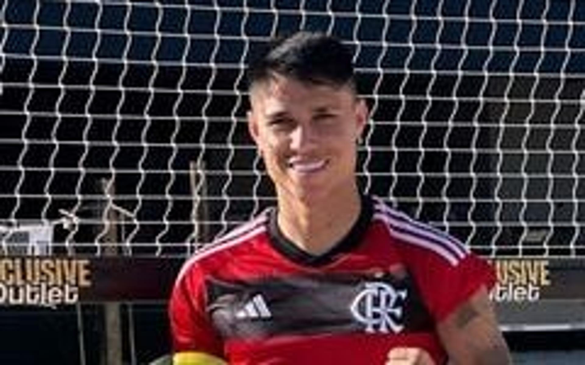 luiz-araujo-com-a-camisa-do-flamengo-aspect-ratio-512-320