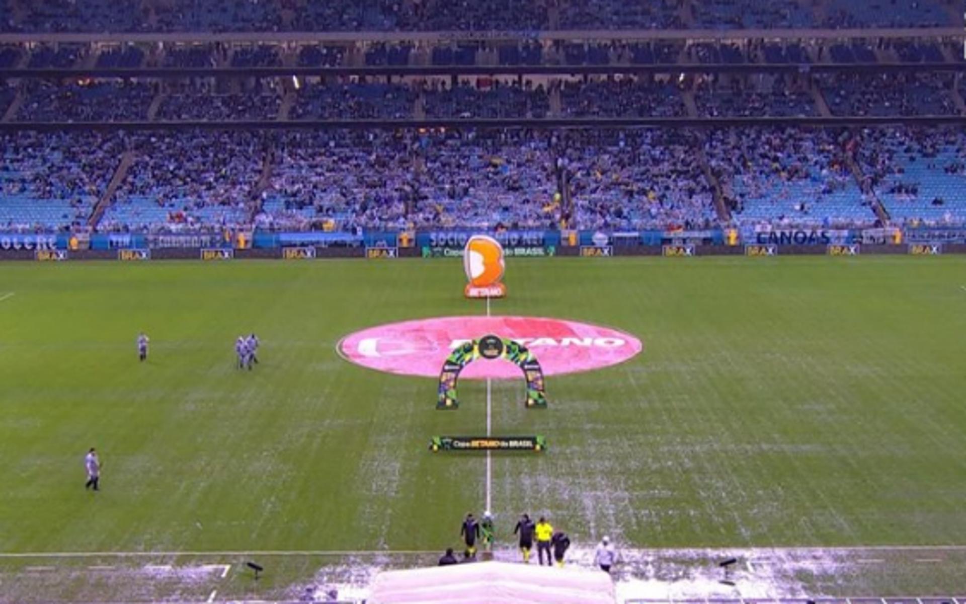 Gramado-da-Arena-do-Gremio-e-atingido-por-ciclone-no-Sul-Foto-Reproducao-aspect-ratio-512-320