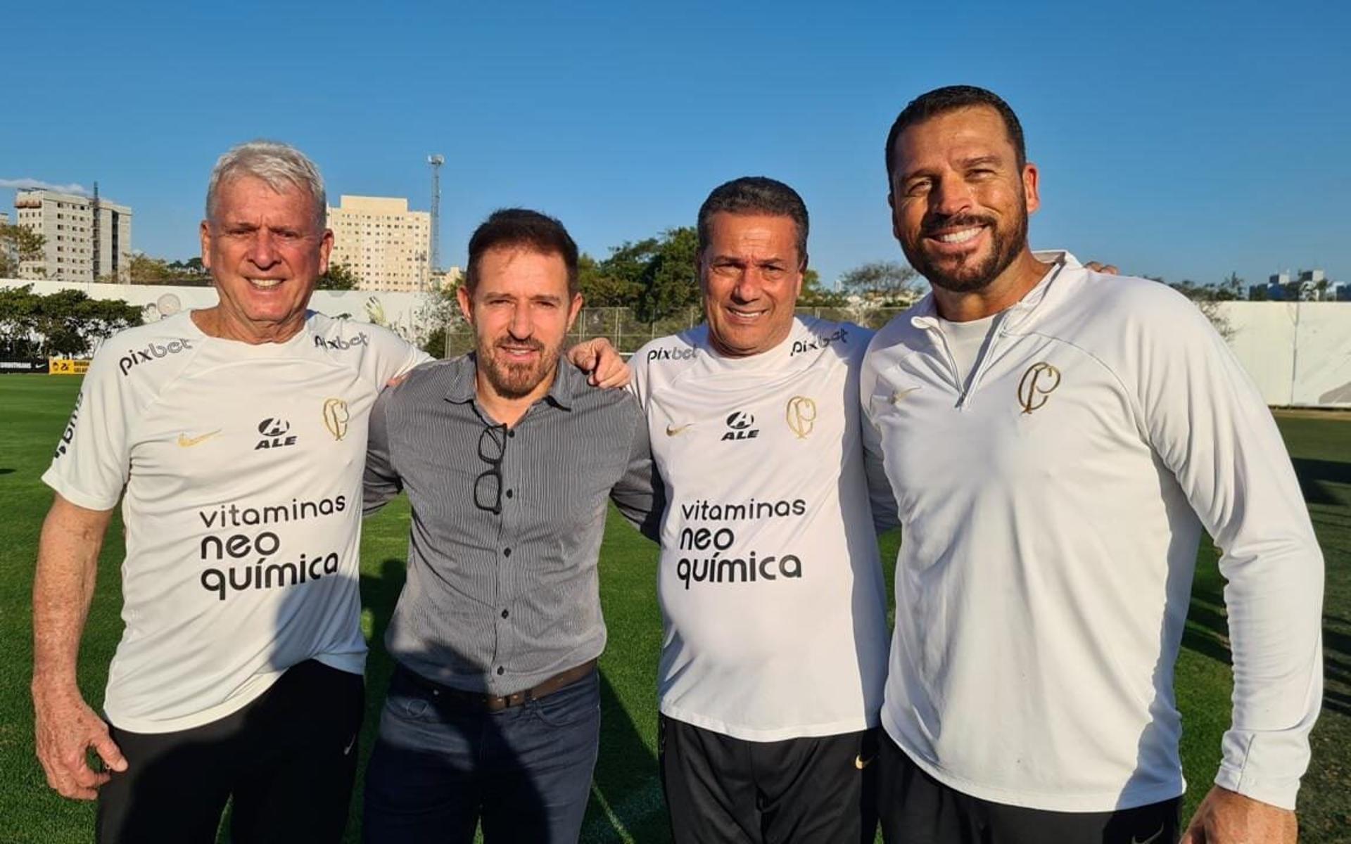 Ramon-Menezes-no-treino-do-Corinthians-aspect-ratio-512-320