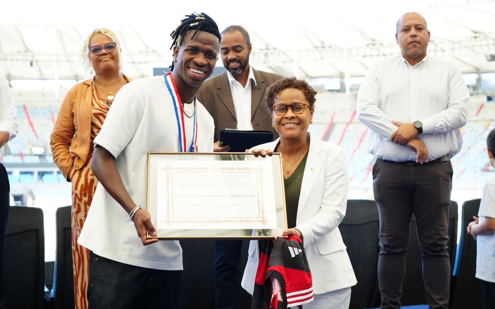 Vinicius-Junior-e-homenageado-com-Medalha-Tiradentes-no-Maracana-Foto-Divulgacao-Evelyn-Lee-Equipe-dep.-Veronica-Lima-aspect-ratio-512-320