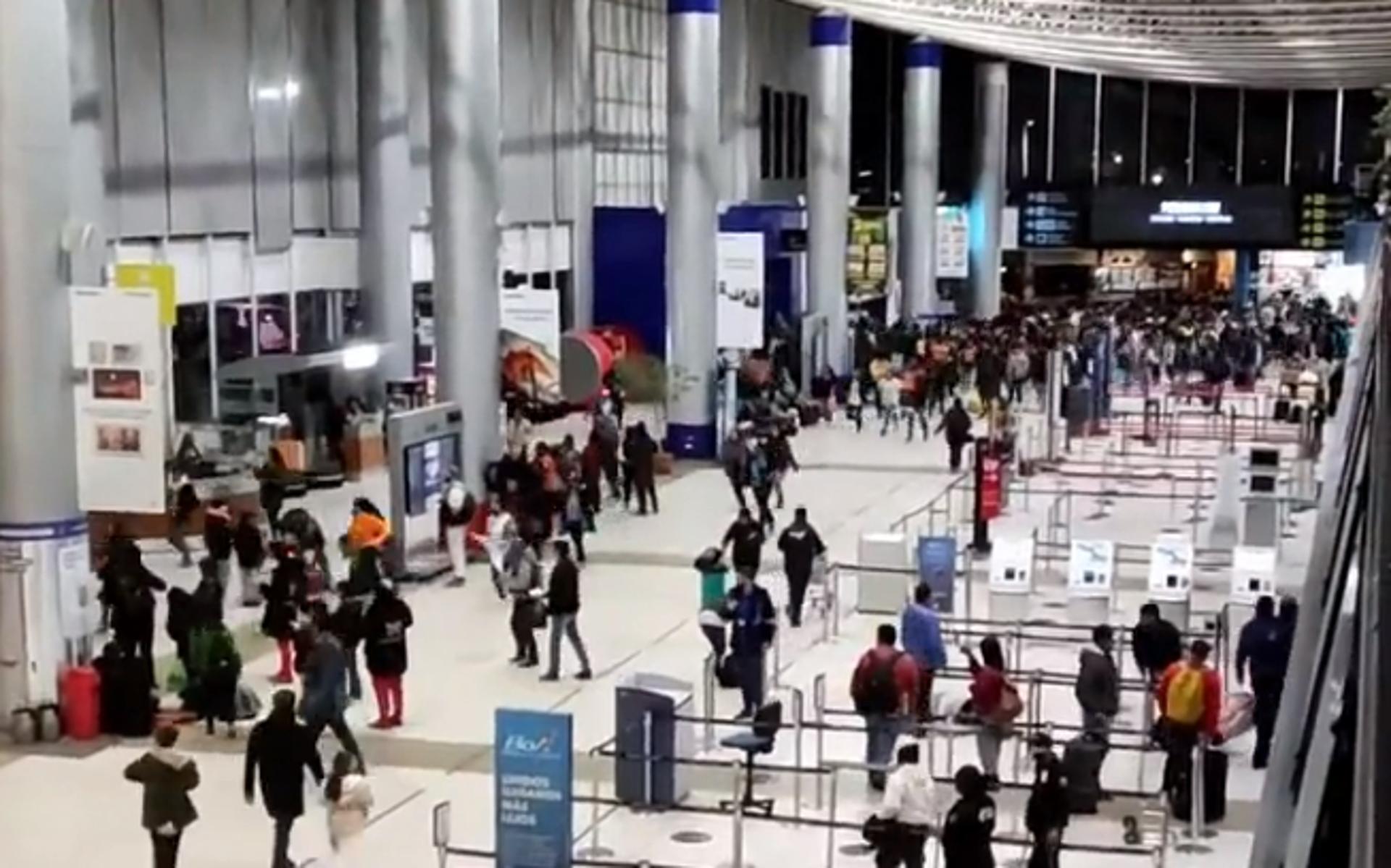 Aeroporto-em-La-Paz-para-recepcao-da-selecao-argentina-aspect-ratio-512-320