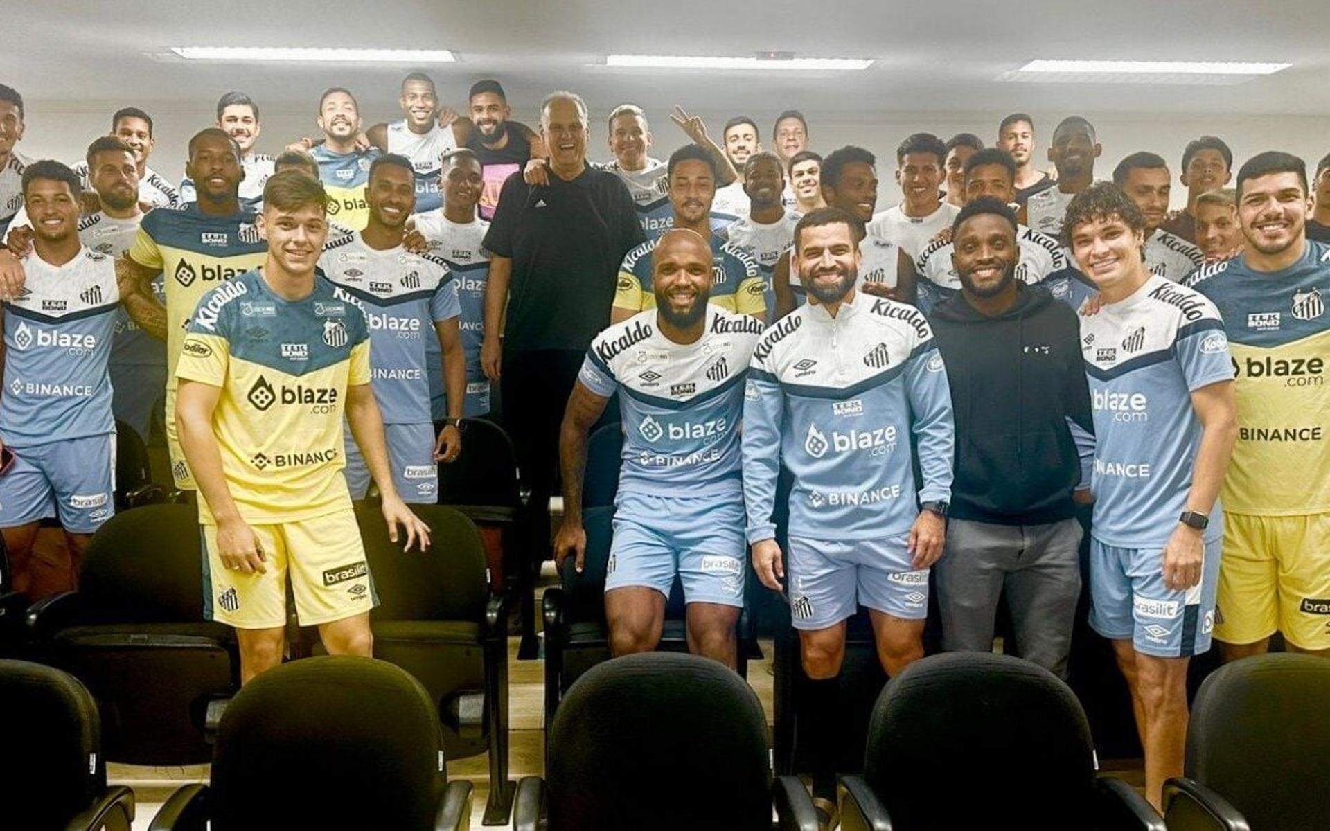 Elenco-do-Santos-em-palestra-as-vesperas-do-jogo-contra-o-Vasco-aspect-ratio-512-320