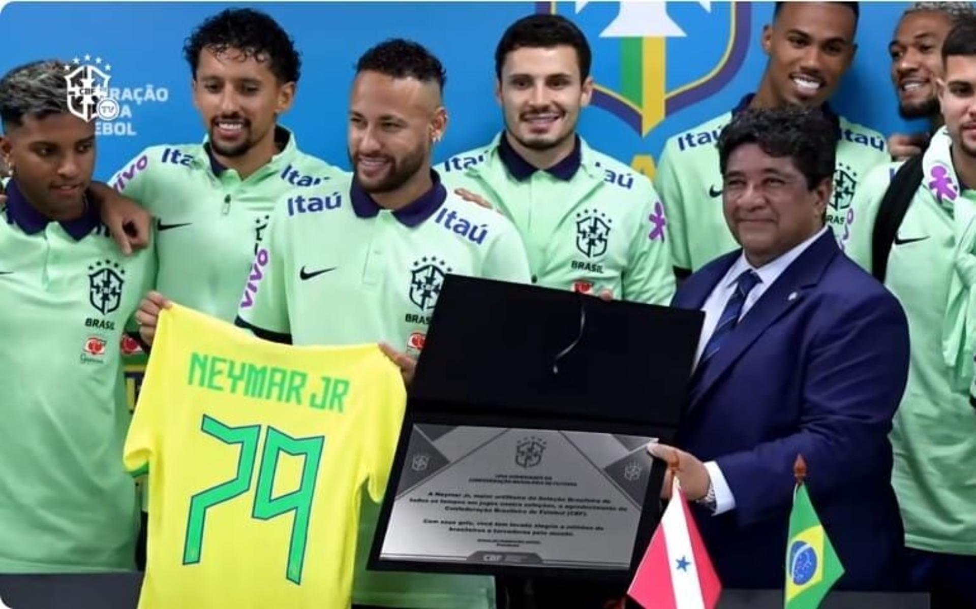 homenagem_neymar_selecao-aspect-ratio-512-320