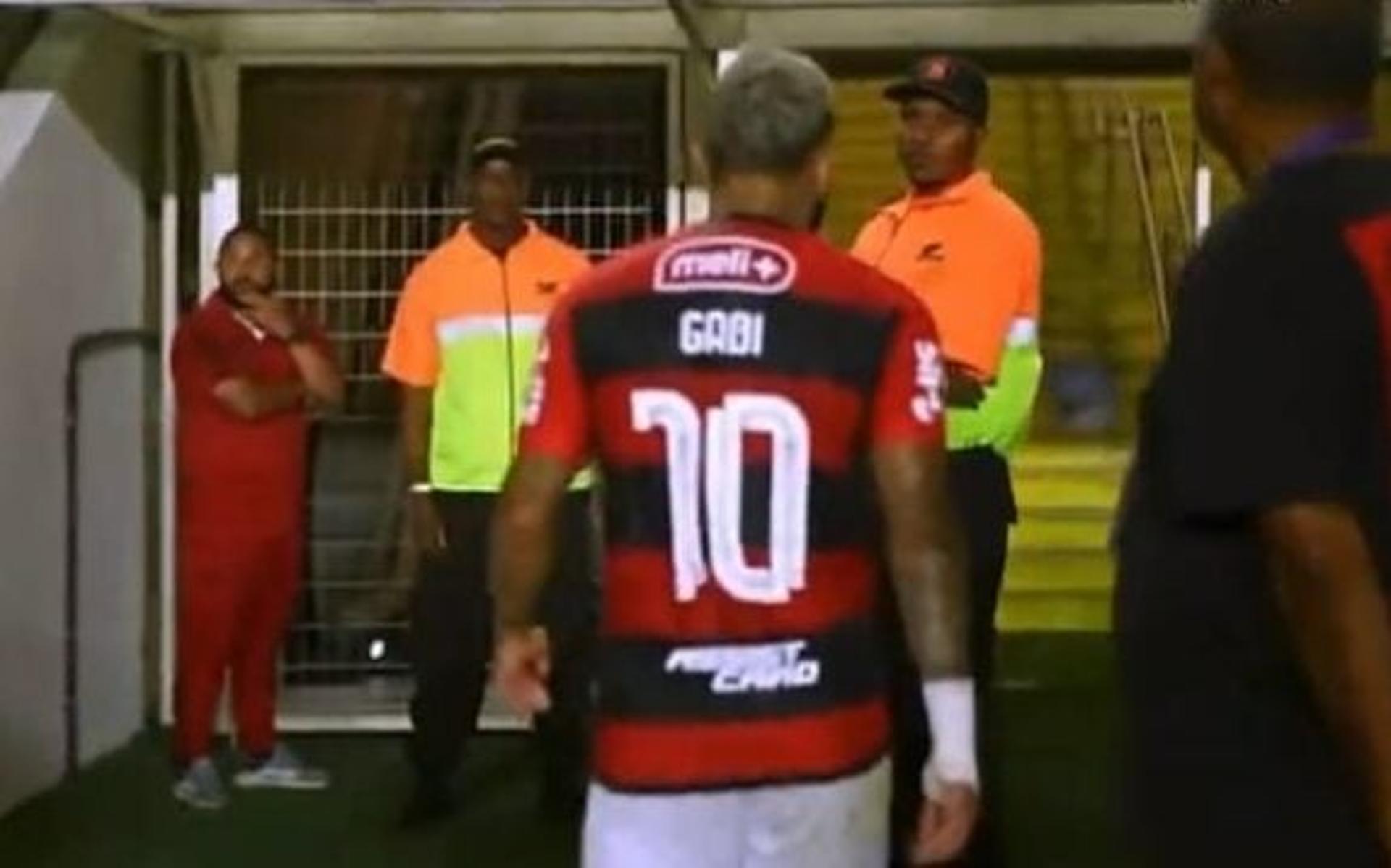 torcedores-do-flamengo-jogam-pipoca-em-gabigol-aspect-ratio-512-320