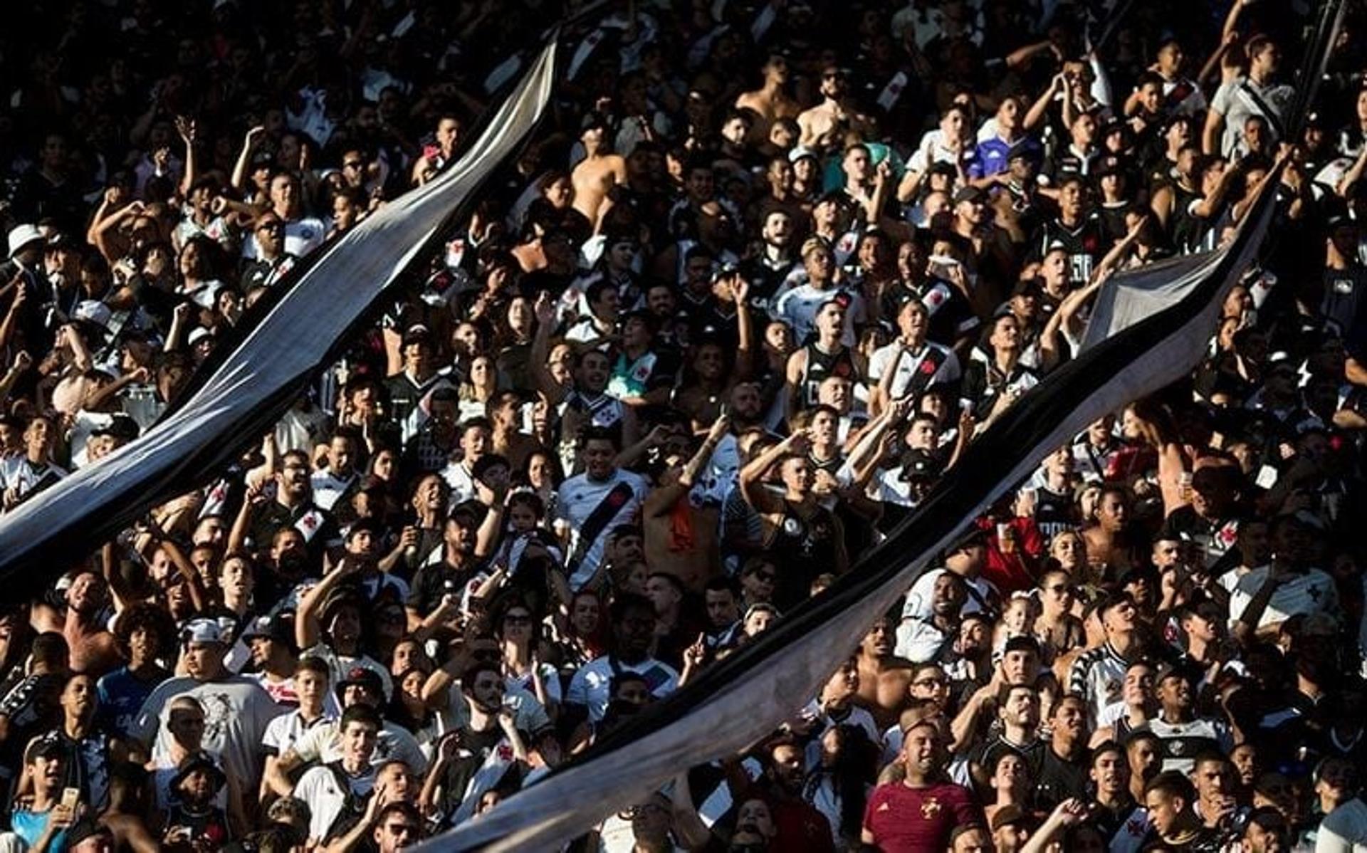 torcida-vasco-daniel-ramalho-vasco-aspect-ratio-512-320