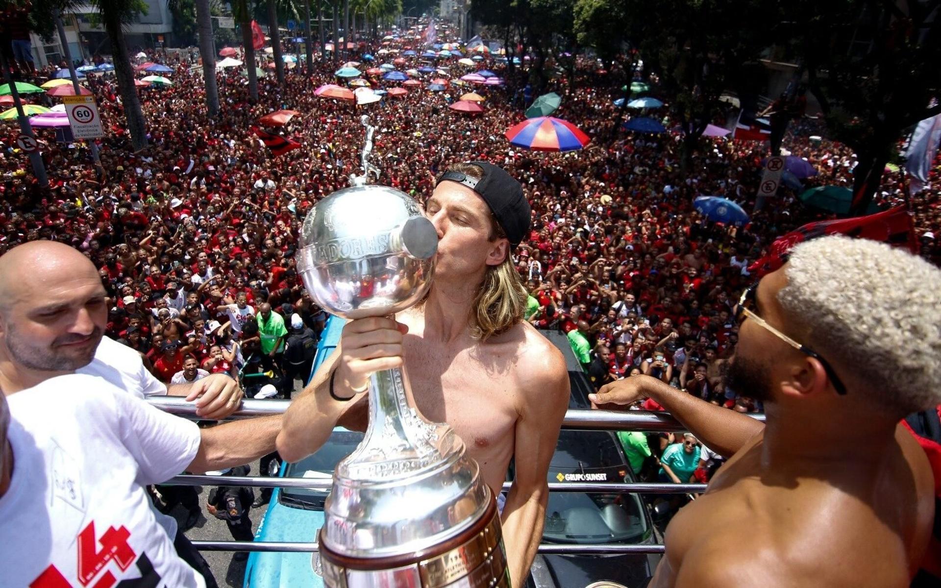 filipe-luis-libertadores-flamengo-aspect-ratio-512-320