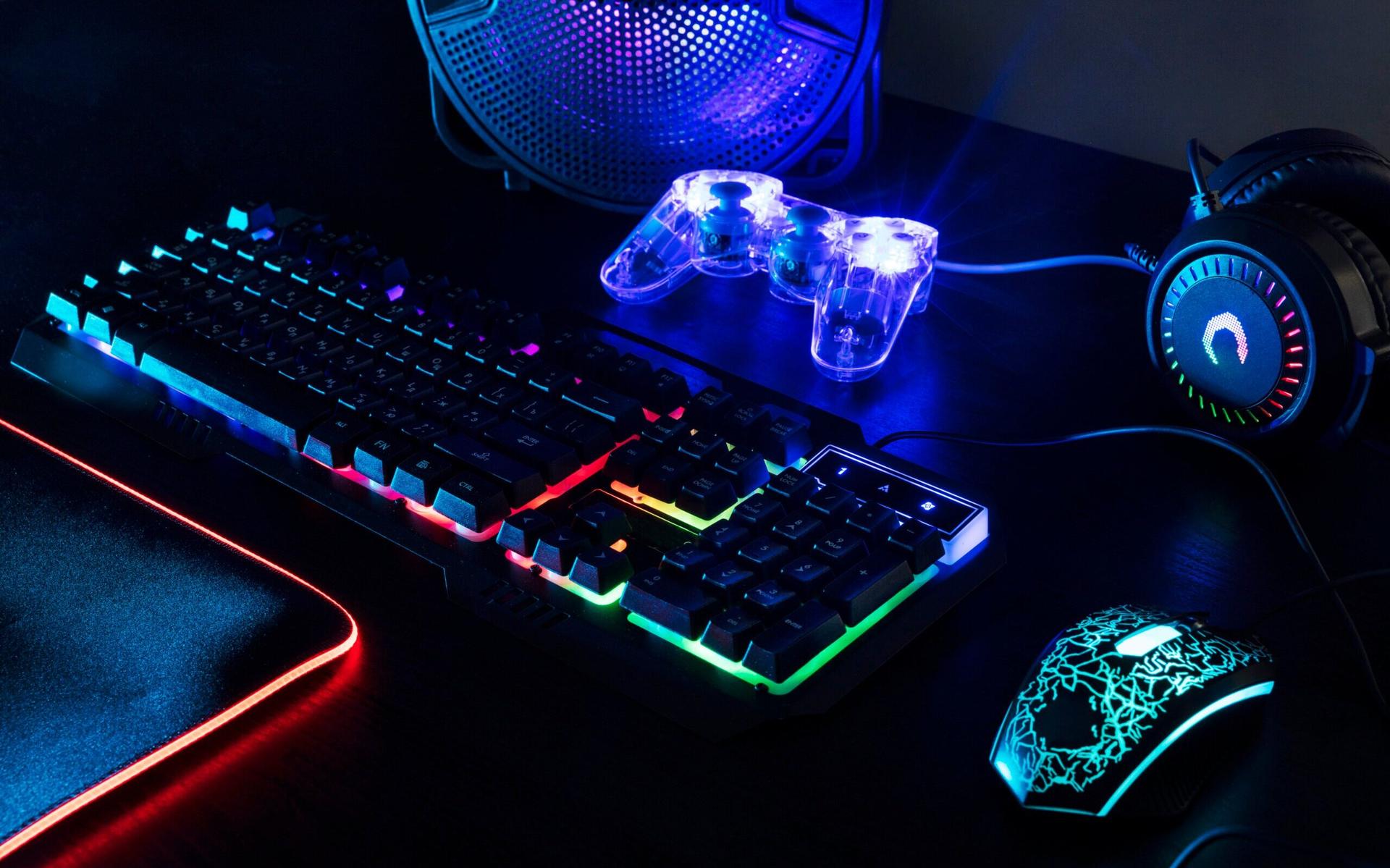 vista-da-configuracao-e-do-controlador-de-teclado-para-jogos-de-neon-iluminado-scaled-aspect-ratio-512-320