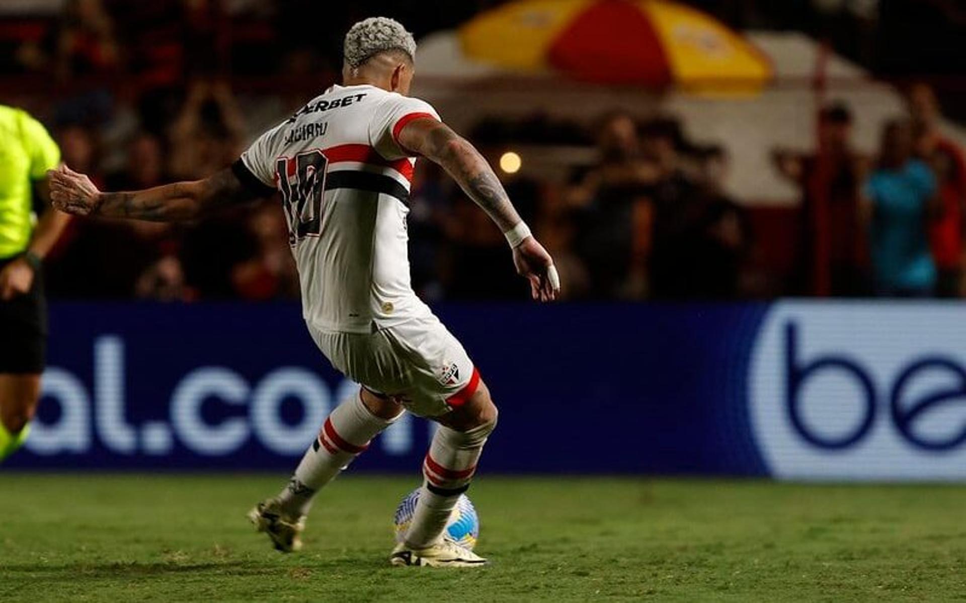 Luciano-Sao-Paulo-Atletico-GO-Brasileirao-aspect-ratio-512-320