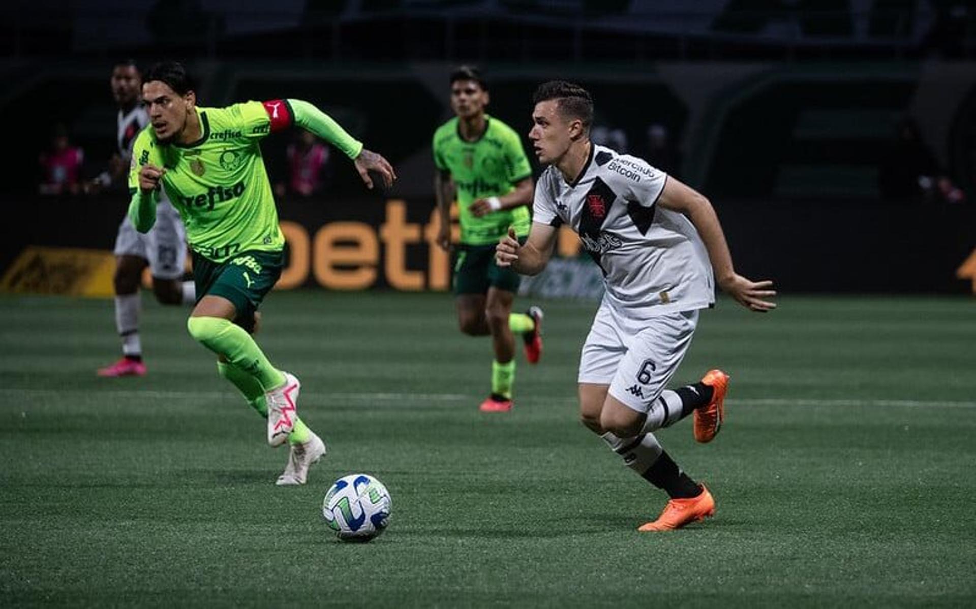 Gustavo-Gomez-e-Lucas-Piton-Palmeiras-x-Vasco-Foto-Leandro-Amorim-Vasco-aspect-ratio-512-320