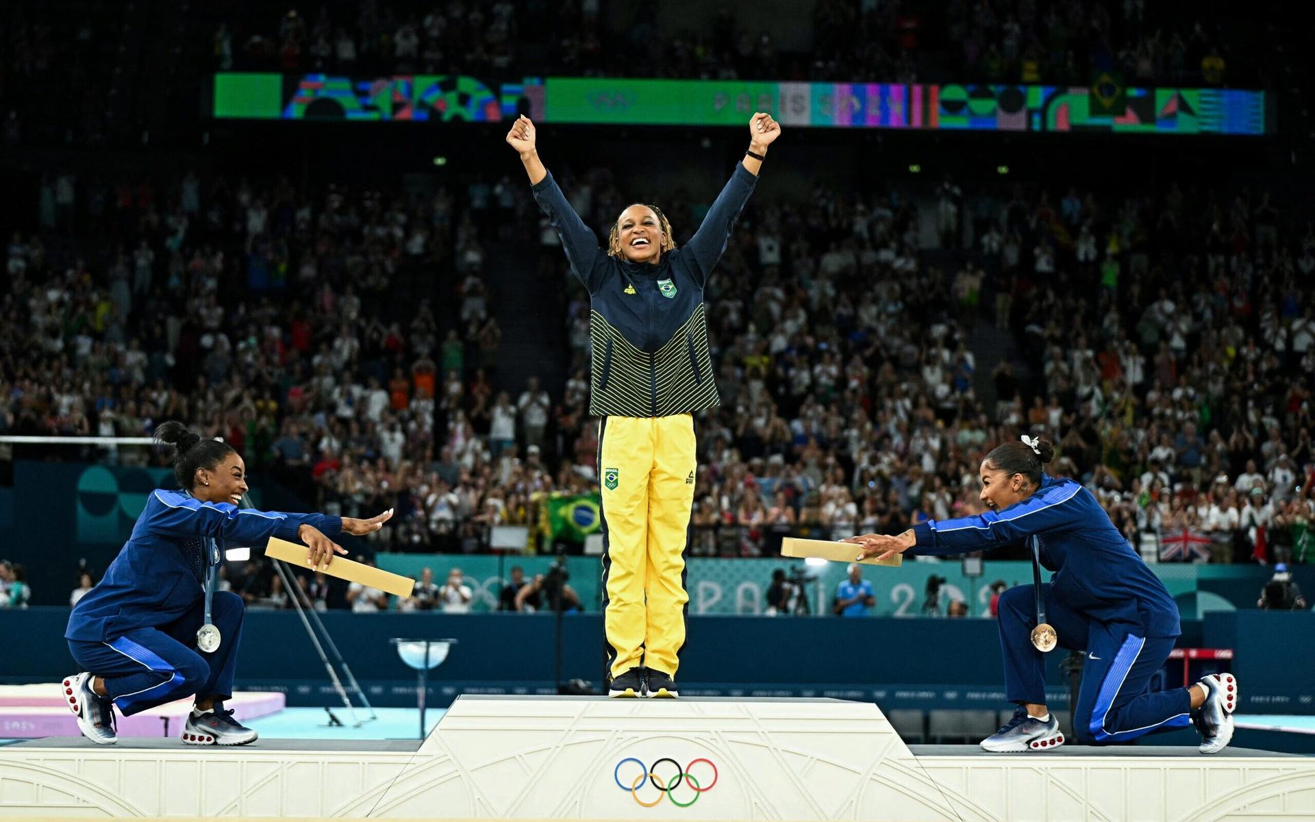  Rebeca Andrade foi a primeira a ganhar de Simone Biles no solo em 13 anos - Foto: Gabriel BOUYS/AFP