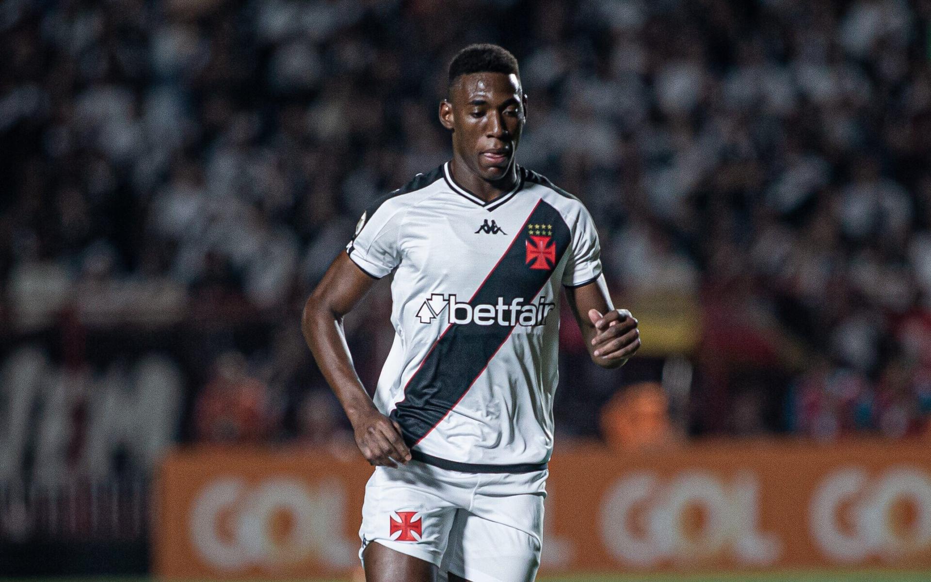 Leo Pelé se convierte en blanco de bromas en el partido del Vasco, pero la afición lo defiende