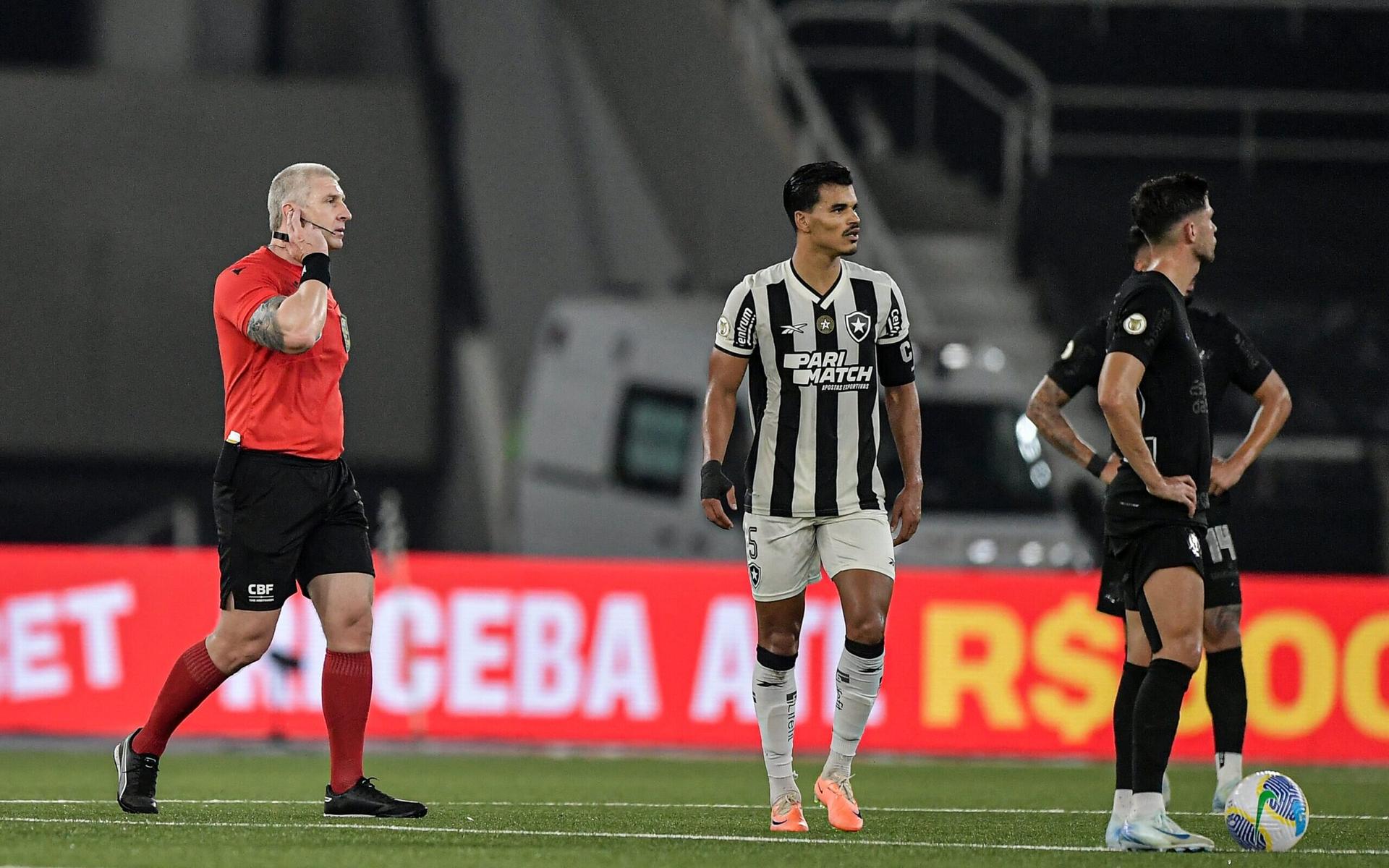 Un periodista señala el «claro error» de Daronco en el partido entre Botafogo y Corinthians