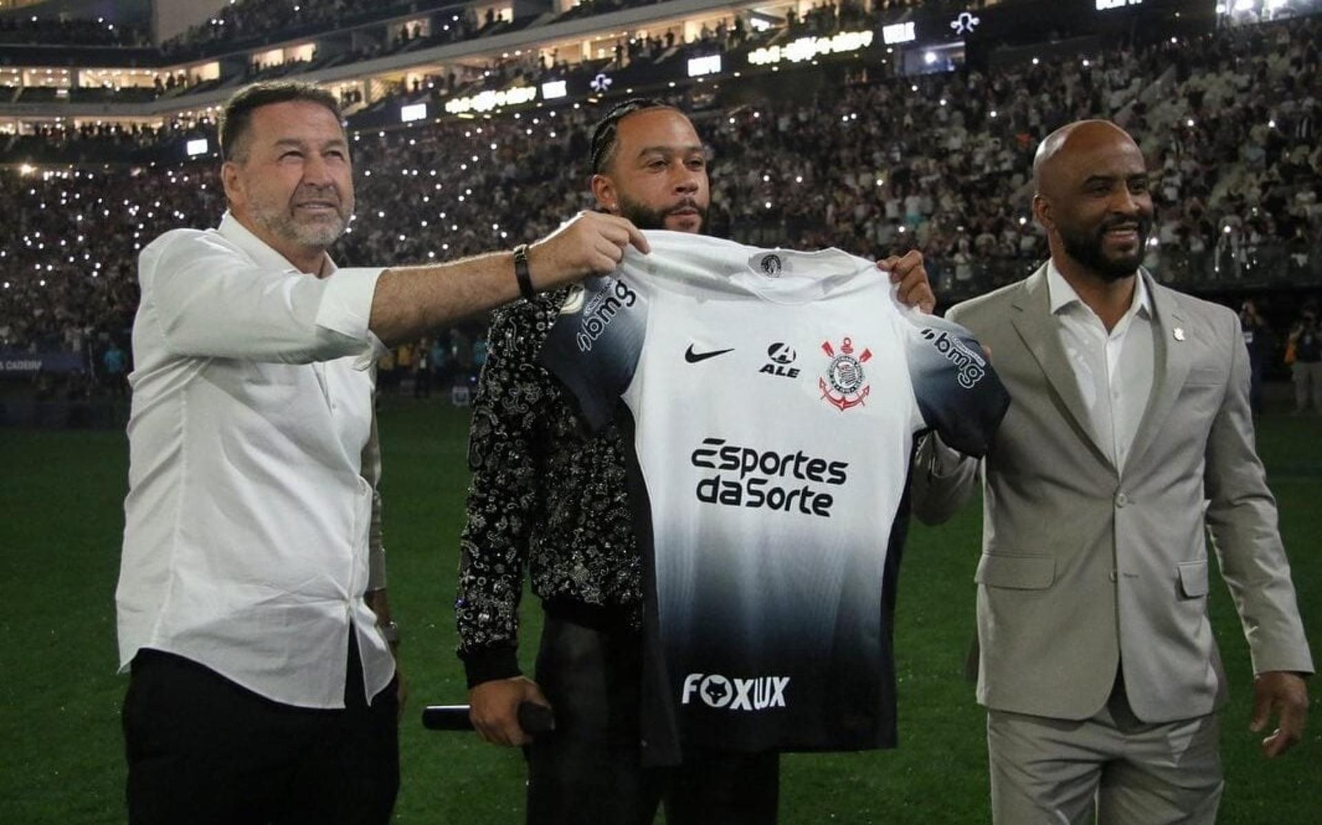 Depay-apresentado-a-torcida-do-Corinthians-Neo-Quimica-Arena-Corinthians-x-Juventude-Copa-do-Brasil-aspect-ratio-512-320