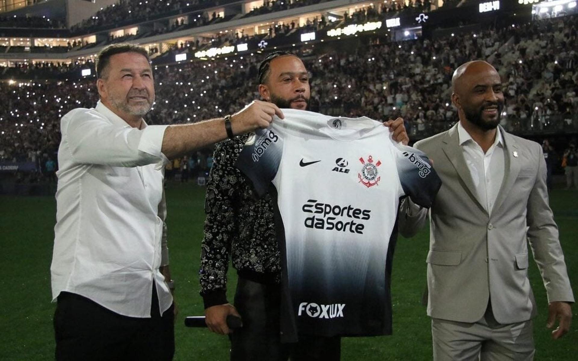 Depay-apresentado-a-torcida-do-Corinthians-Neo-Quimica-Arena-Corinthians-x-Juventude-Copa-do-Brasil-aspect-ratio-512-320