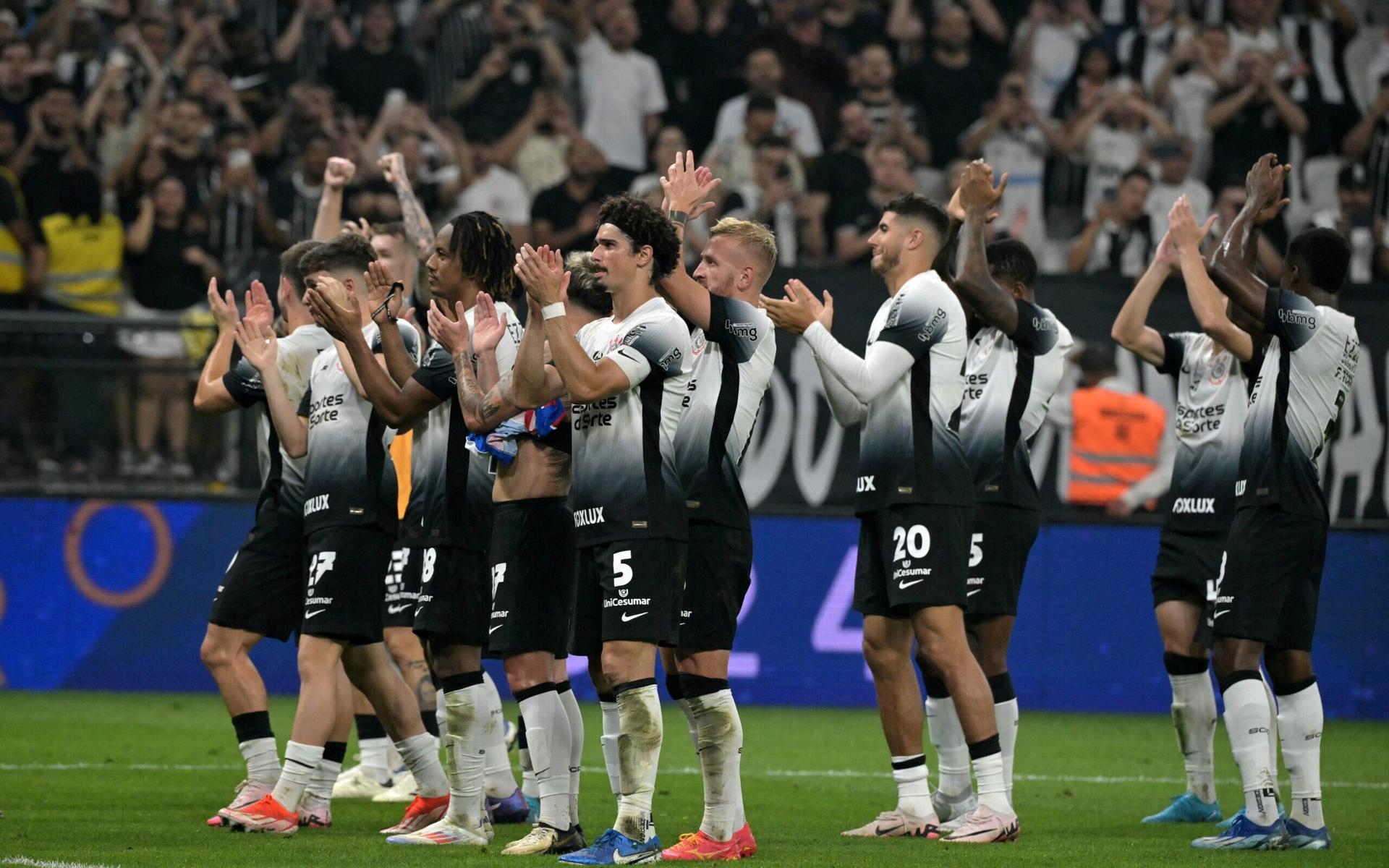 Jogadores-do-Corinthians-comemoracao-classificacao-na-Sul-Americana-scaled-aspect-ratio-512-320