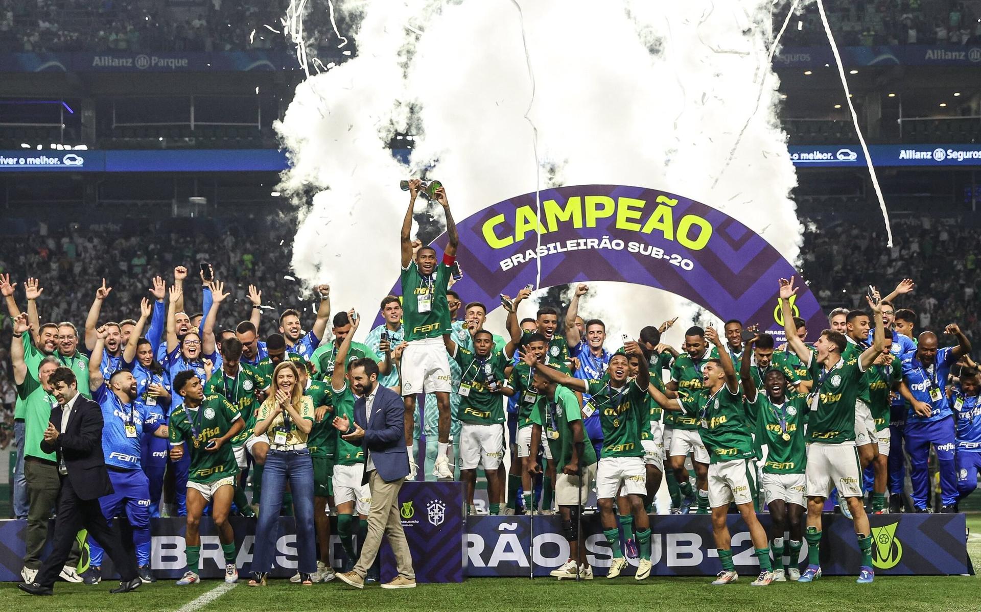 Palmeiras-taca-campeao-Brasileirao-Sub-20-3009-aspect-ratio-512-320