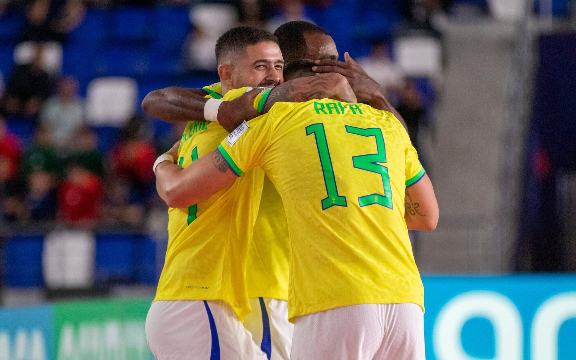 Brasil amassa Tailândia na Copa do Mundo de Futsal e garante primeiro lugar