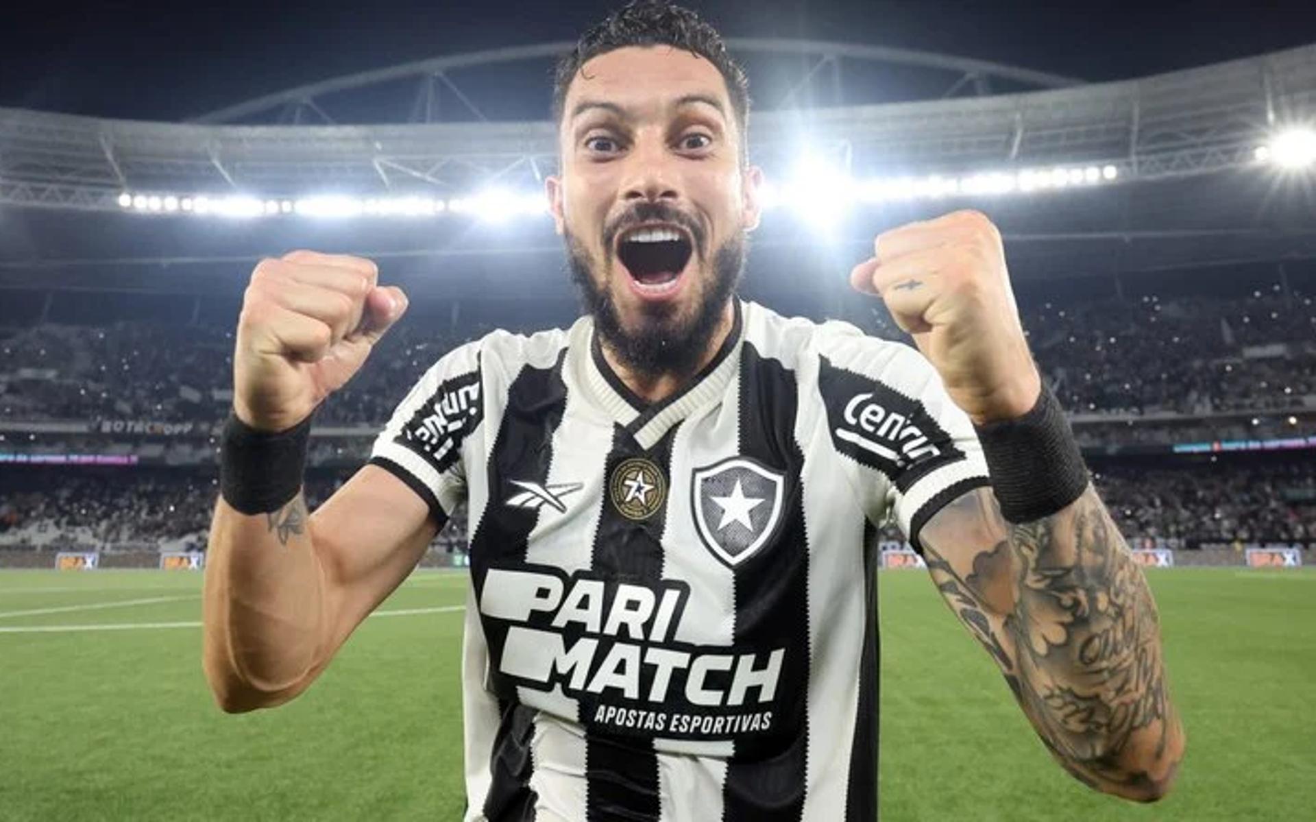 Alex Telles celebra estreia pelo Botafogo: 'O sonho continua'