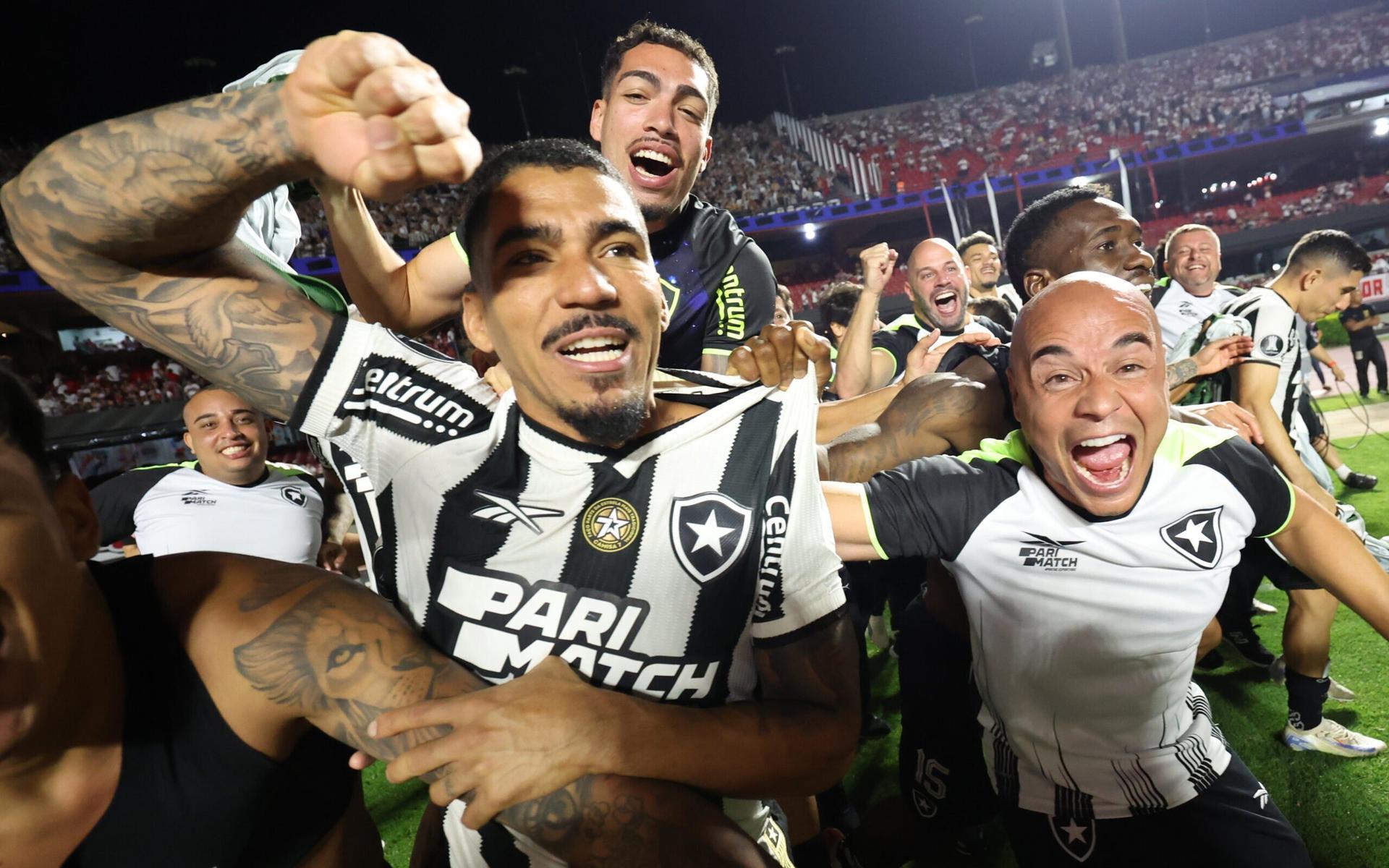 Elenco do Botafogo comemora classificação para as semifinais da Libertadores contra o São Paulo. (Foto: Vitor Silva/Botafogo)