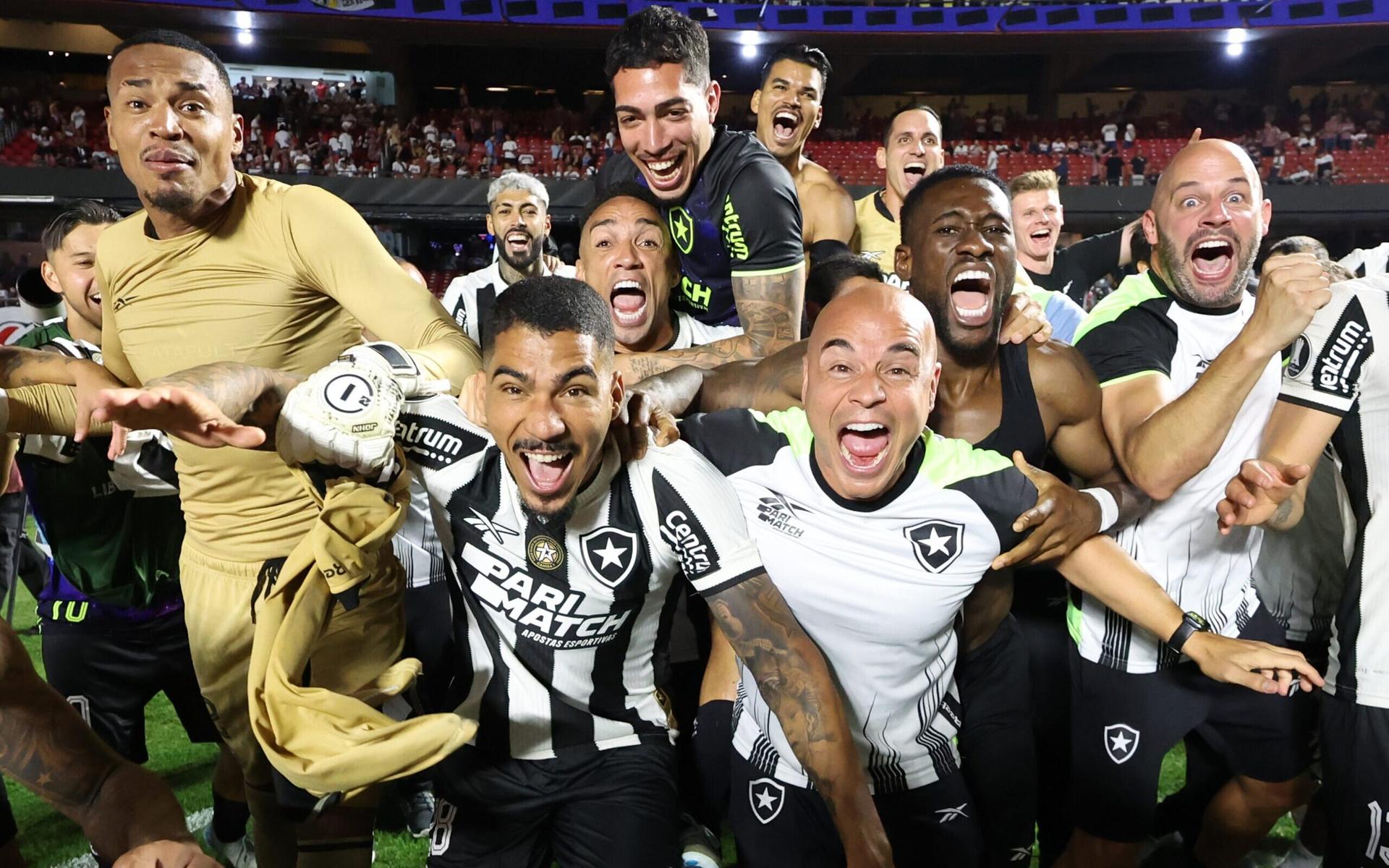 Time do Botafogo comemora classificação para semifinal da Libertadores contra o São Paulo. (Foto: Vitor Silva/Botafogo)