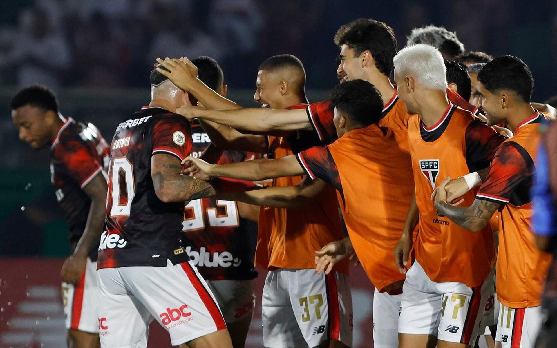 Jogadores do São Paulo comemoram gol contra o Vasco