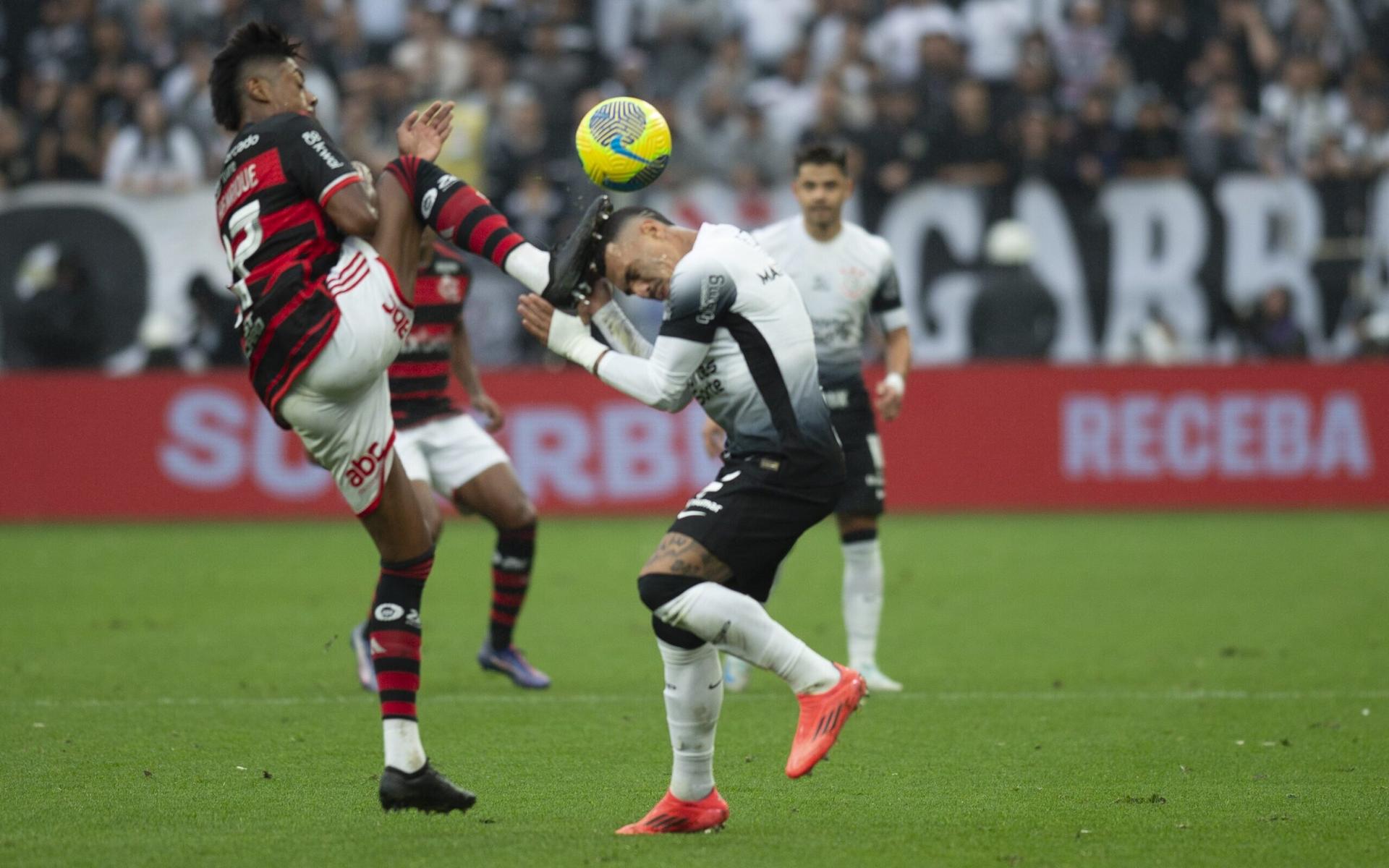 Bruno-Henrique-atinge-cabeca-de-Matheuzinho-no-duelo-entre-Corinthians-e-Flamengo-na-Copa-do-Brasil-scaled-aspect-ratio-512-320