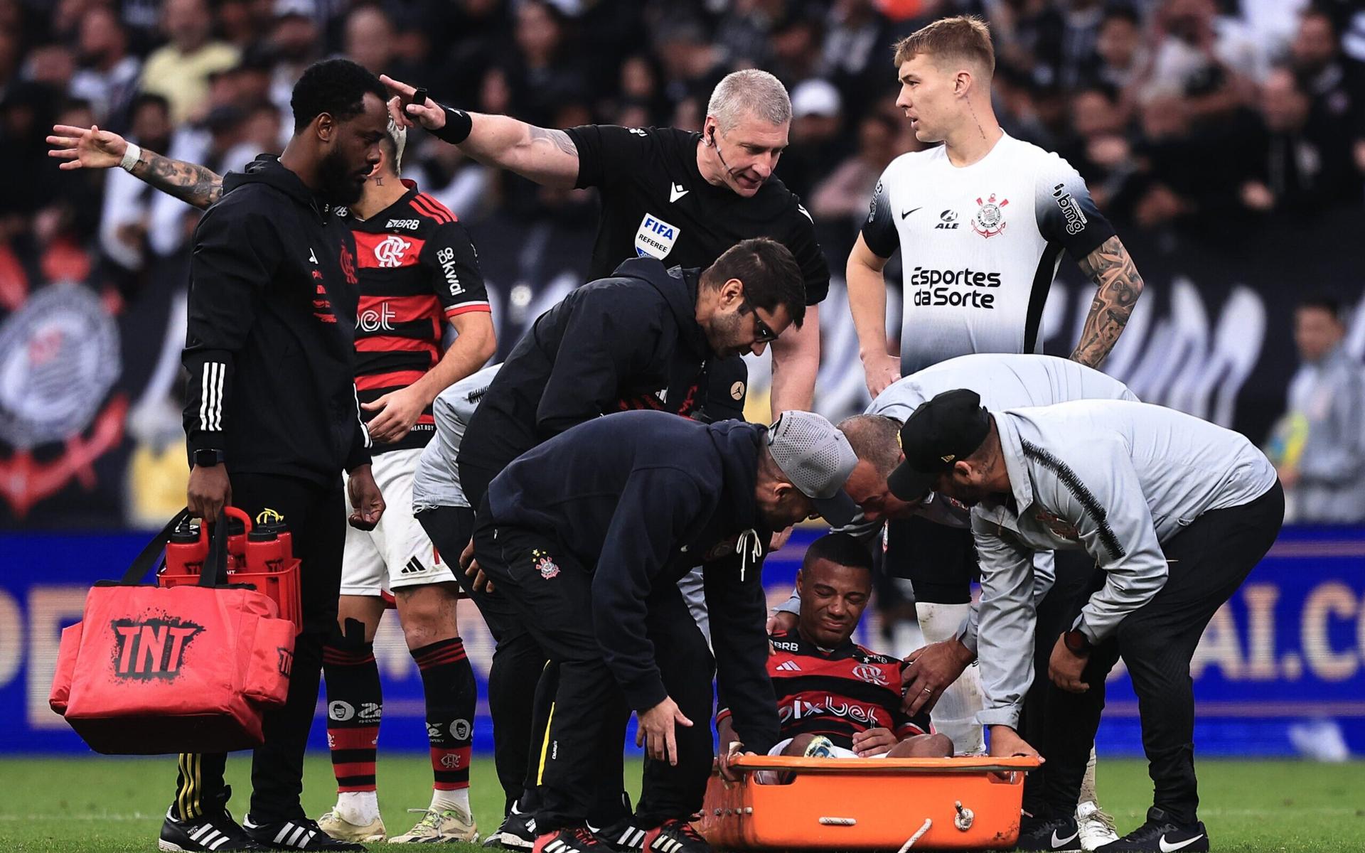 De La Cruz deixa o campo de jogo entre Corinthians e Flamengo por conta de uma lesão