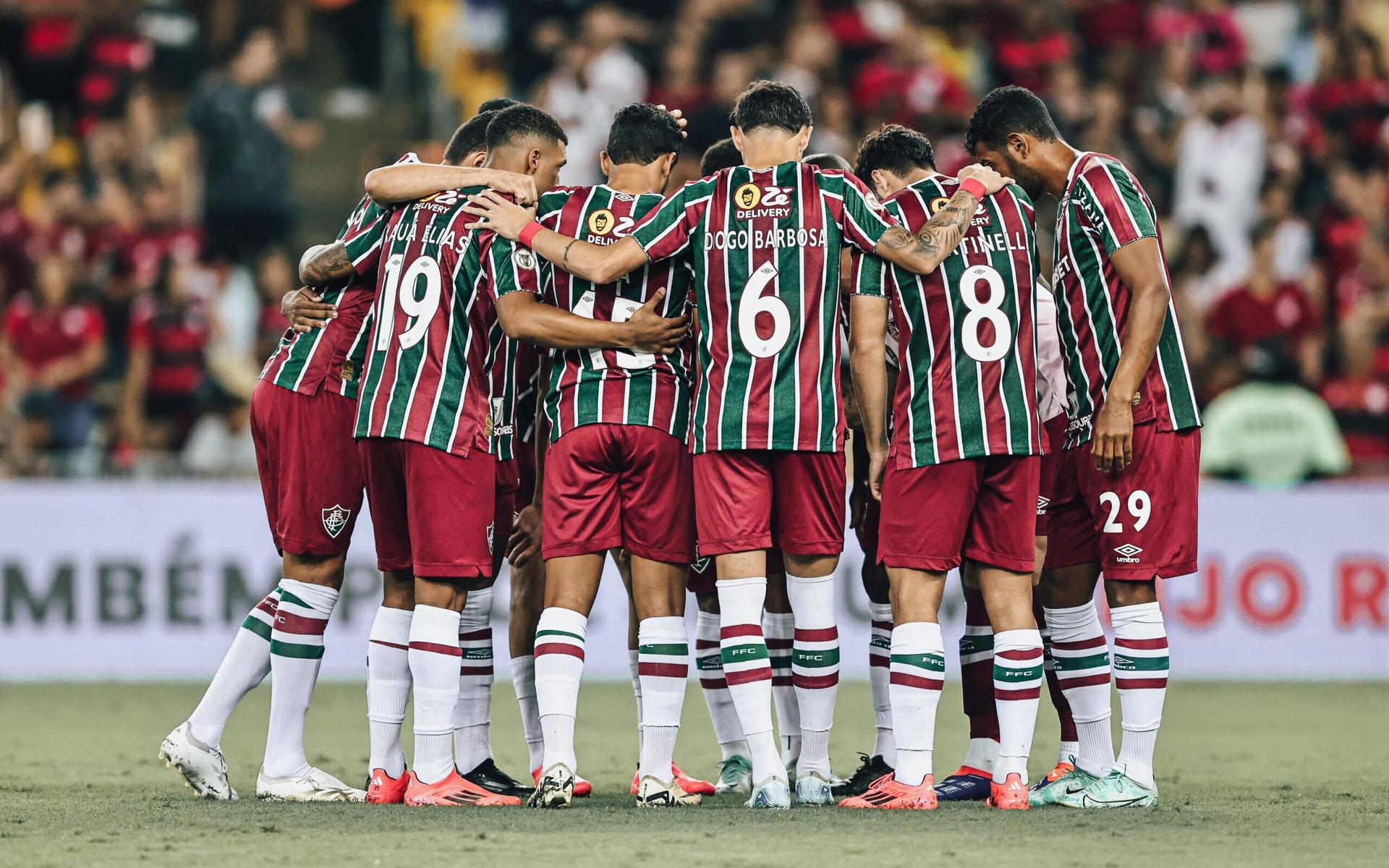 Elenco-do-Fluminense-reunido-antes-do-classico-contra-o-Flamengo-scaled-aspect-ratio-512-320