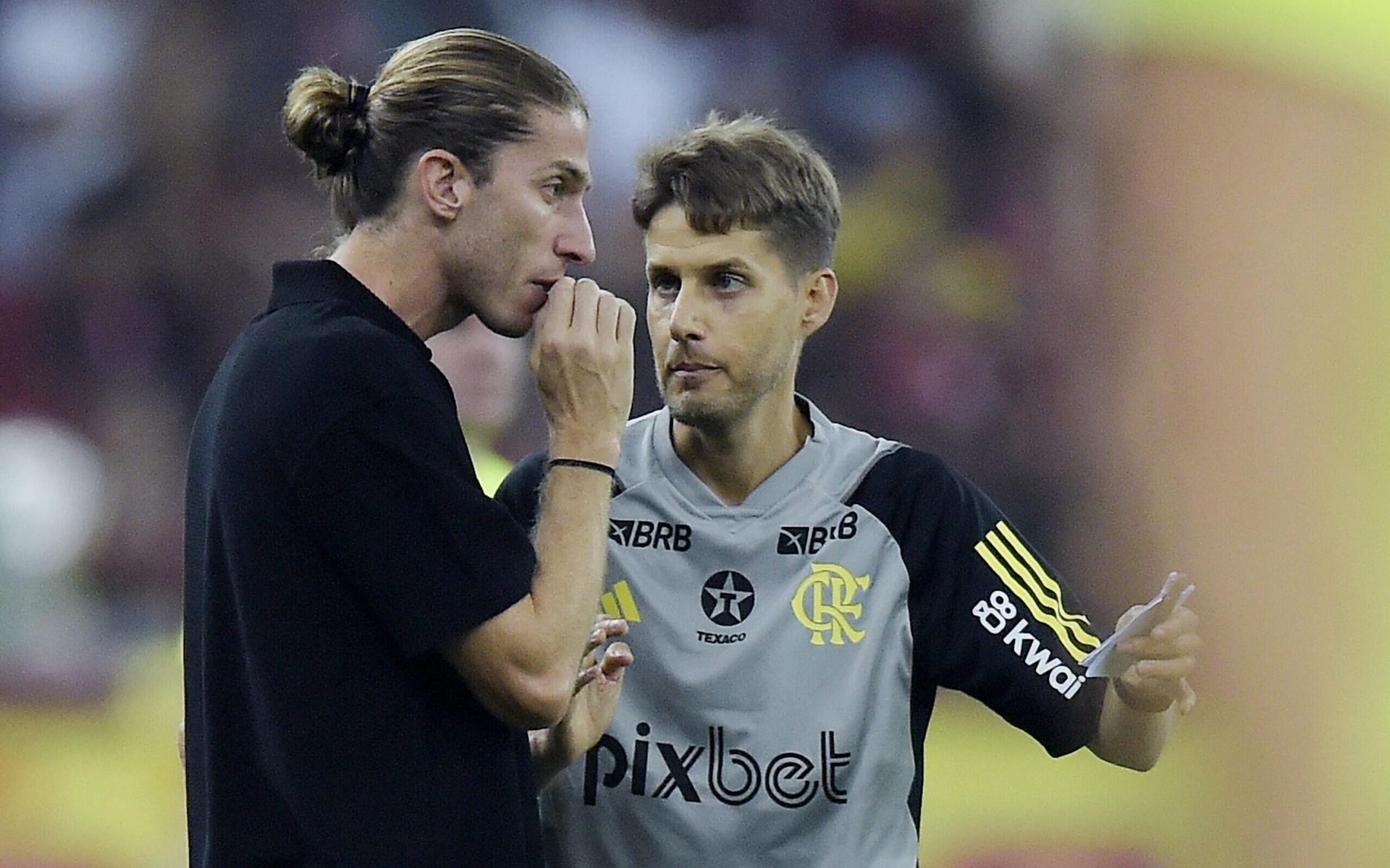 Filipe-Luis-conversa-com-auxiliar-Ivan-Palanco-em-Flamengo-x-Corinthians-scaled-aspect-ratio-512-320