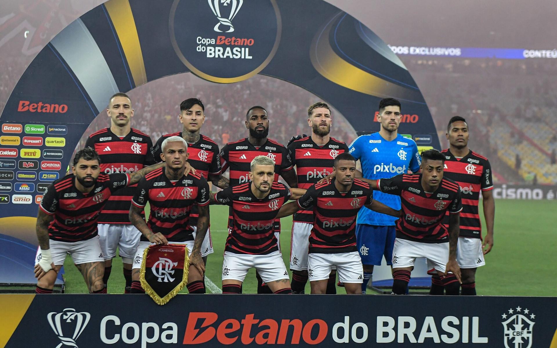 Flamengo-posa-para-foto-oficial-da-Copa-do-Brasil-no-jogo-de-ida-da-semifinal-contra-o-Corinthians-scaled-aspect-ratio-512-320