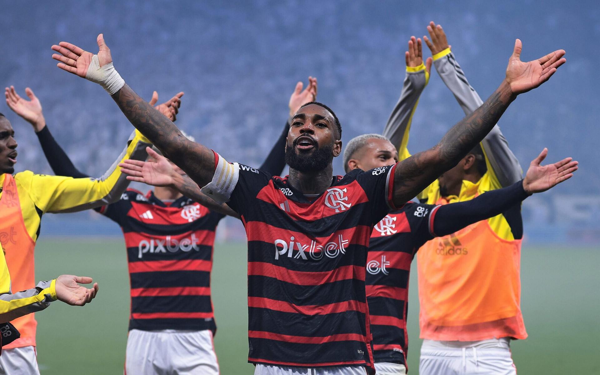 Gerson-celebra-classificacao-do-Flamengo-a-final-da-Copa-do-Brasil-com-os-torcedores-na-Neo-Quimica-Arena