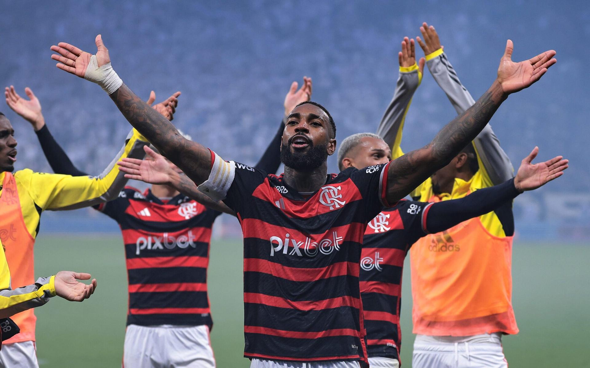 Gerson celebra classificação do Flamengo à final da Copa do Brasil com os torcedores na Neo Química Arena