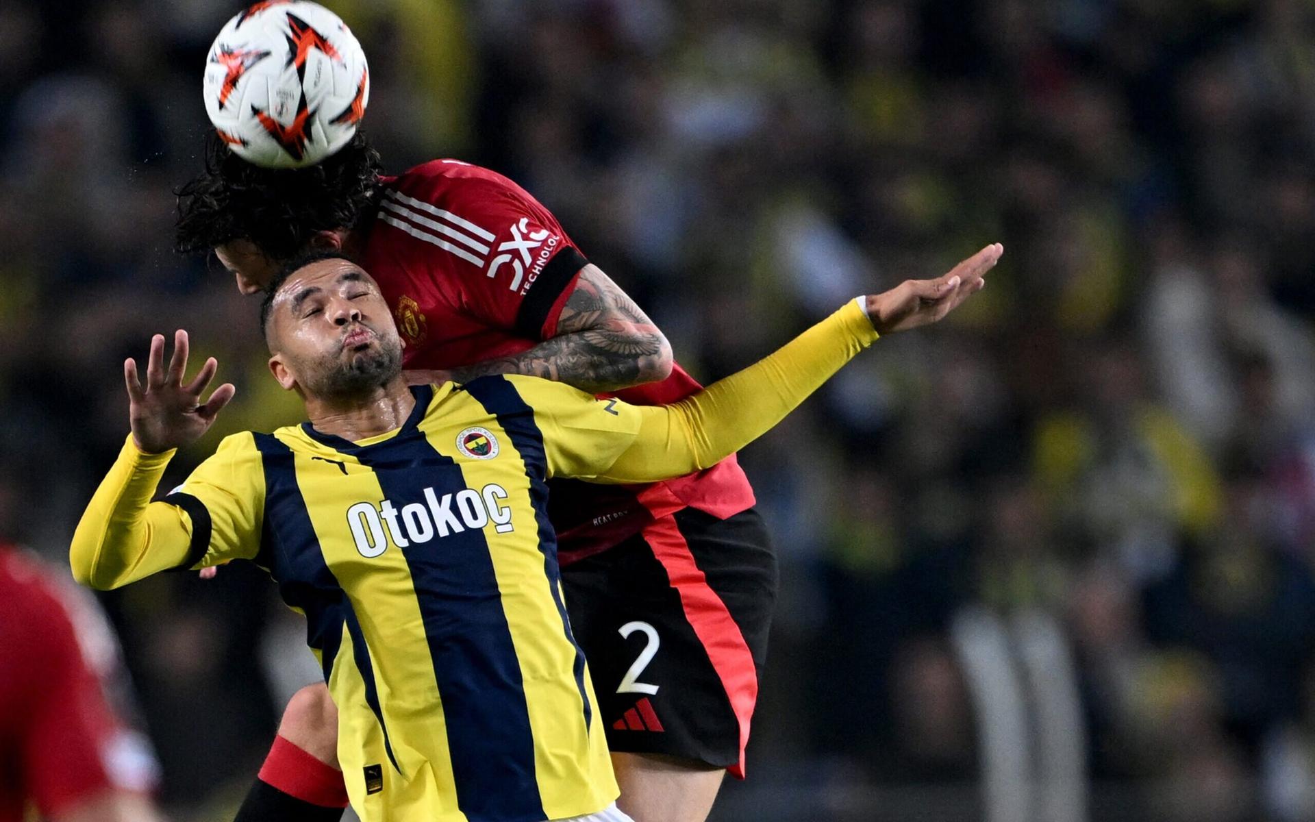 Jogadores-de-Manchester-United-e-Fenerbahce-disputam-bola-no-alto-em-jogo-pela-Uefa-Europa-League-scaled-aspect-ratio-512-320