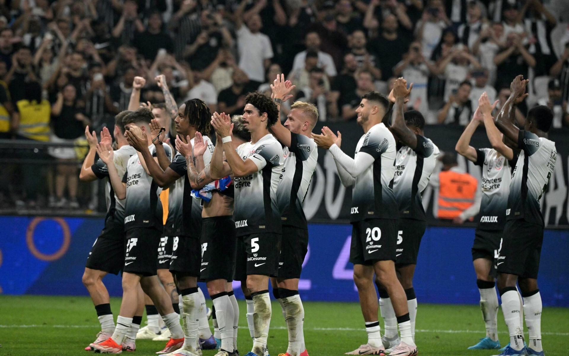 Jogadores-do-Corinthians-comemoracao-classificacao-na-Sul-Americana-scaled-aspect-ratio-512-320