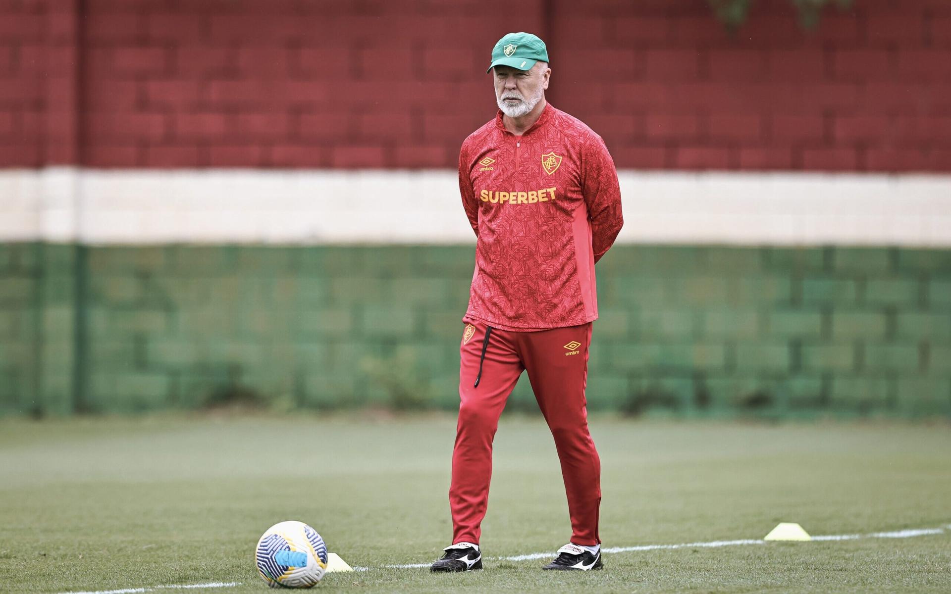 Mano-Menezes-observa-treino-do-Fluminense-no-CT-Carlos-Castilho-scaled-aspect-ratio-512-320