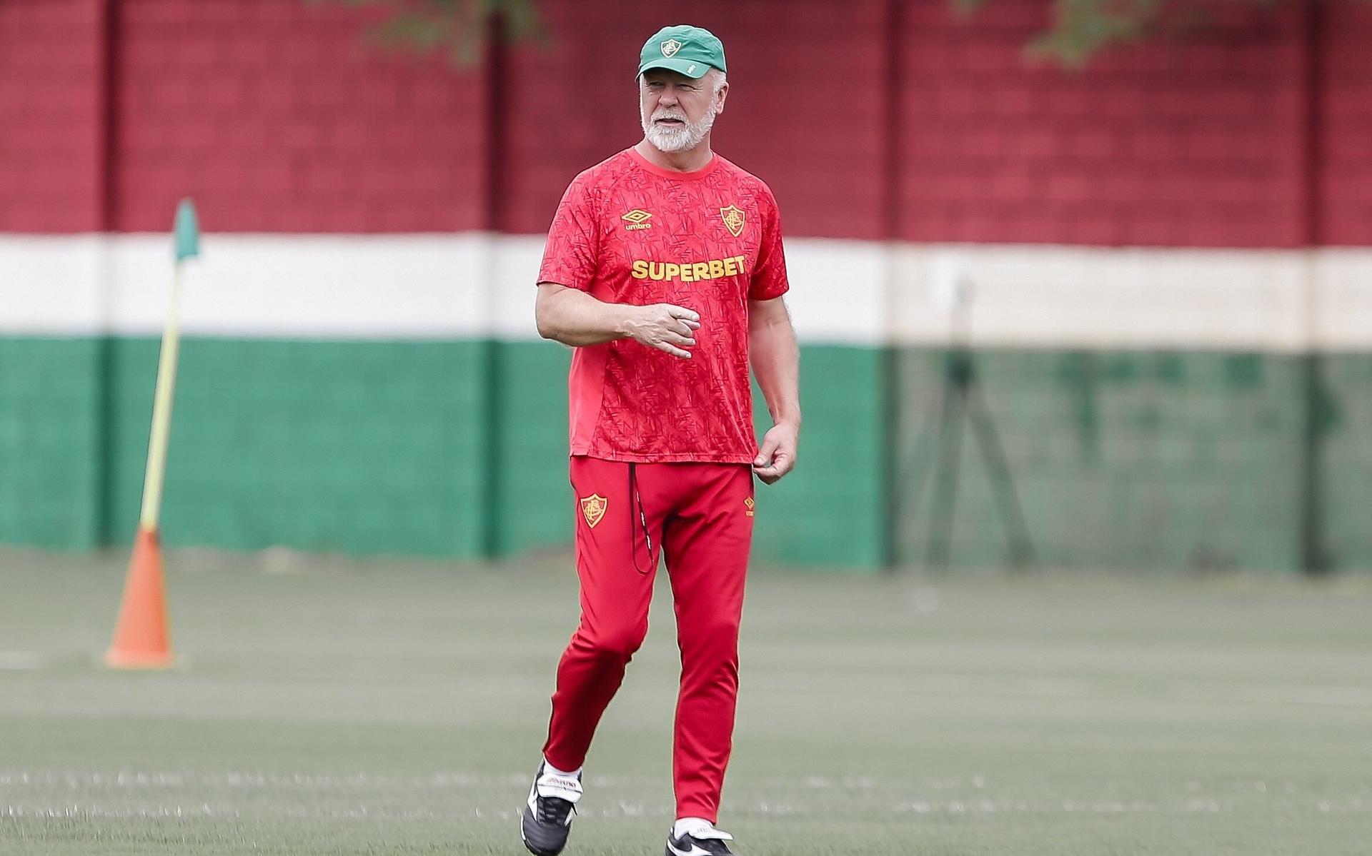 Mano-Menezes-observa-treino-do-Fluminense-sem-Arias-aspect-ratio-512-320