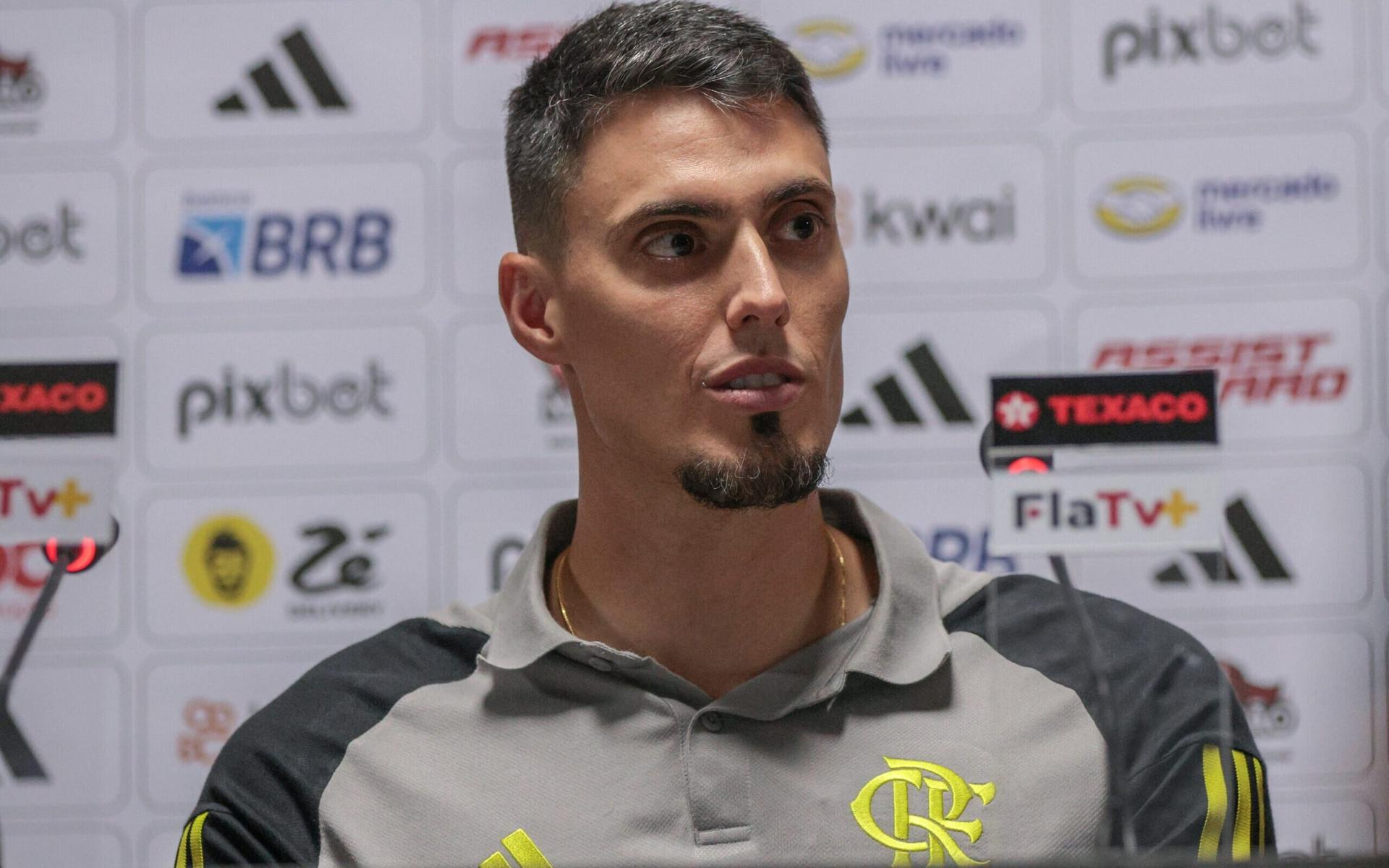 Matheus-Bachi-durante-coletiva-de-imprensa-na-epoca-do-Flamengo