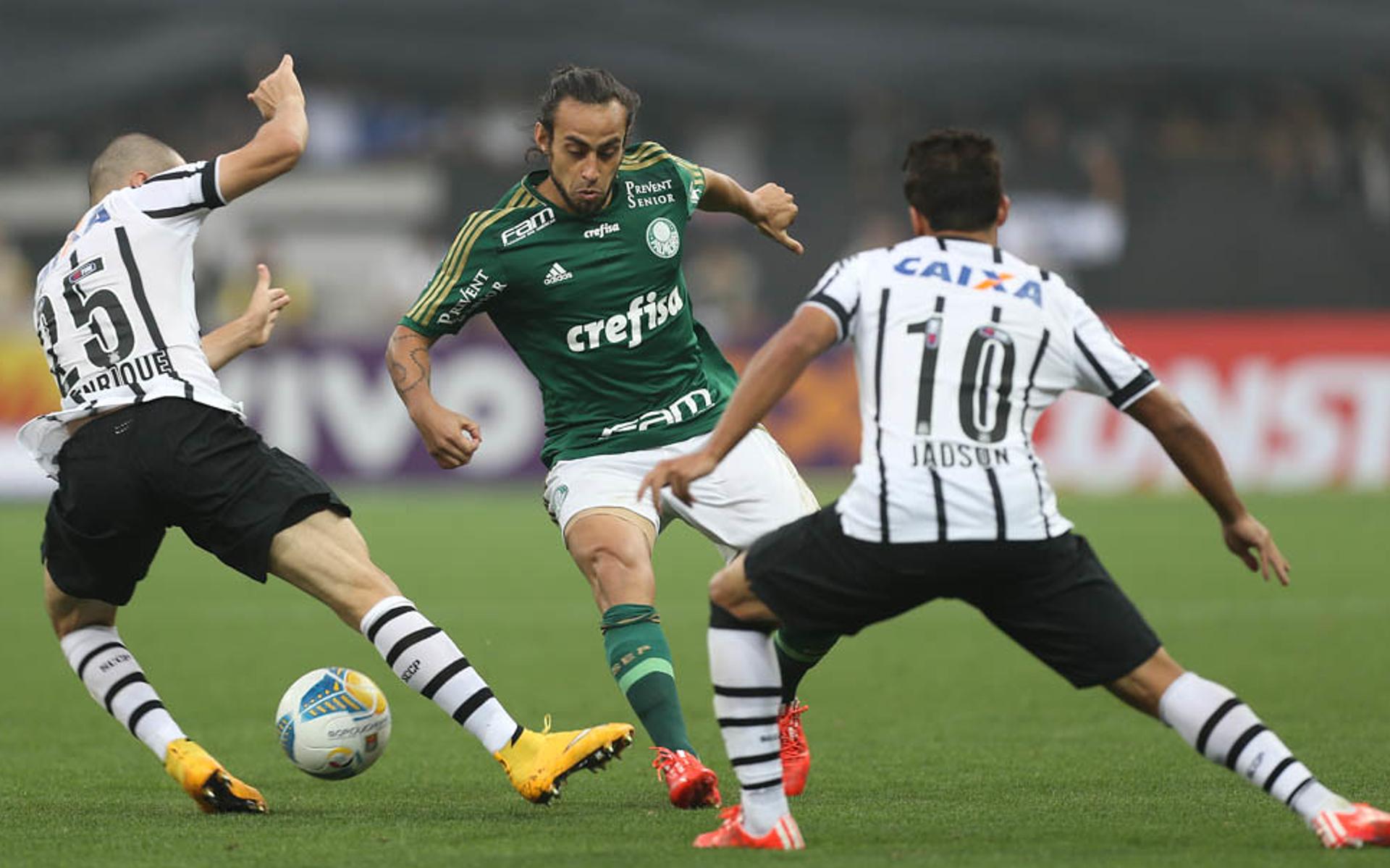 SAO-PAULO-SP-19.04.2015-CORINTHIANS-X-PALMEIRAS-O-jogador-Valdivia-da-SE-Palmeiras-disputa-bola-com-o-jogador-Bruno-Henrique-do-SC-Corinthians-P-durante-partida-valida-pela-semifinal-do-C