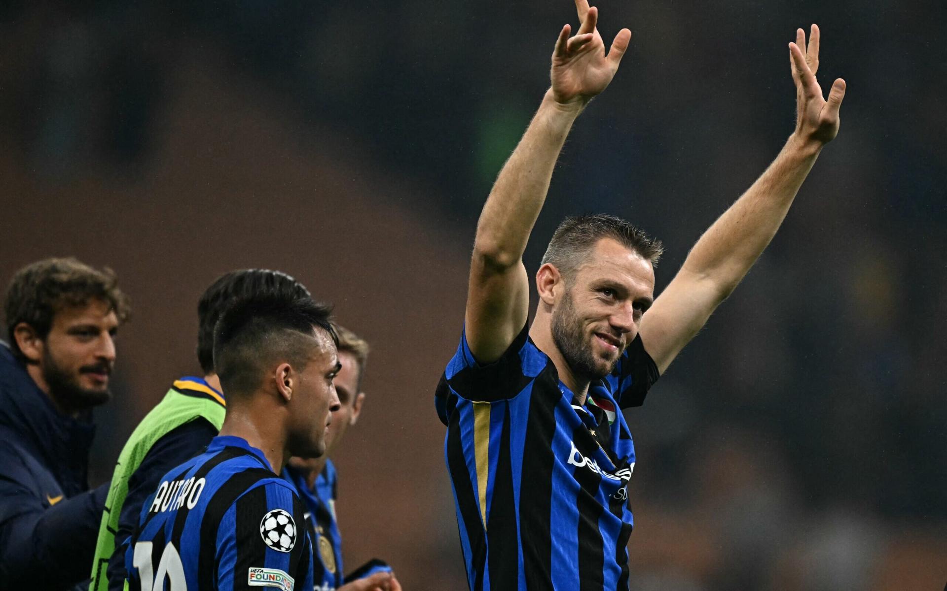 Stefan-de-Vrij-comemora-goleada-da-Inter-de-Milao-por-4-a-0-sobre-o-Estrela-Vermelha-scaled-aspect-ratio-512-320