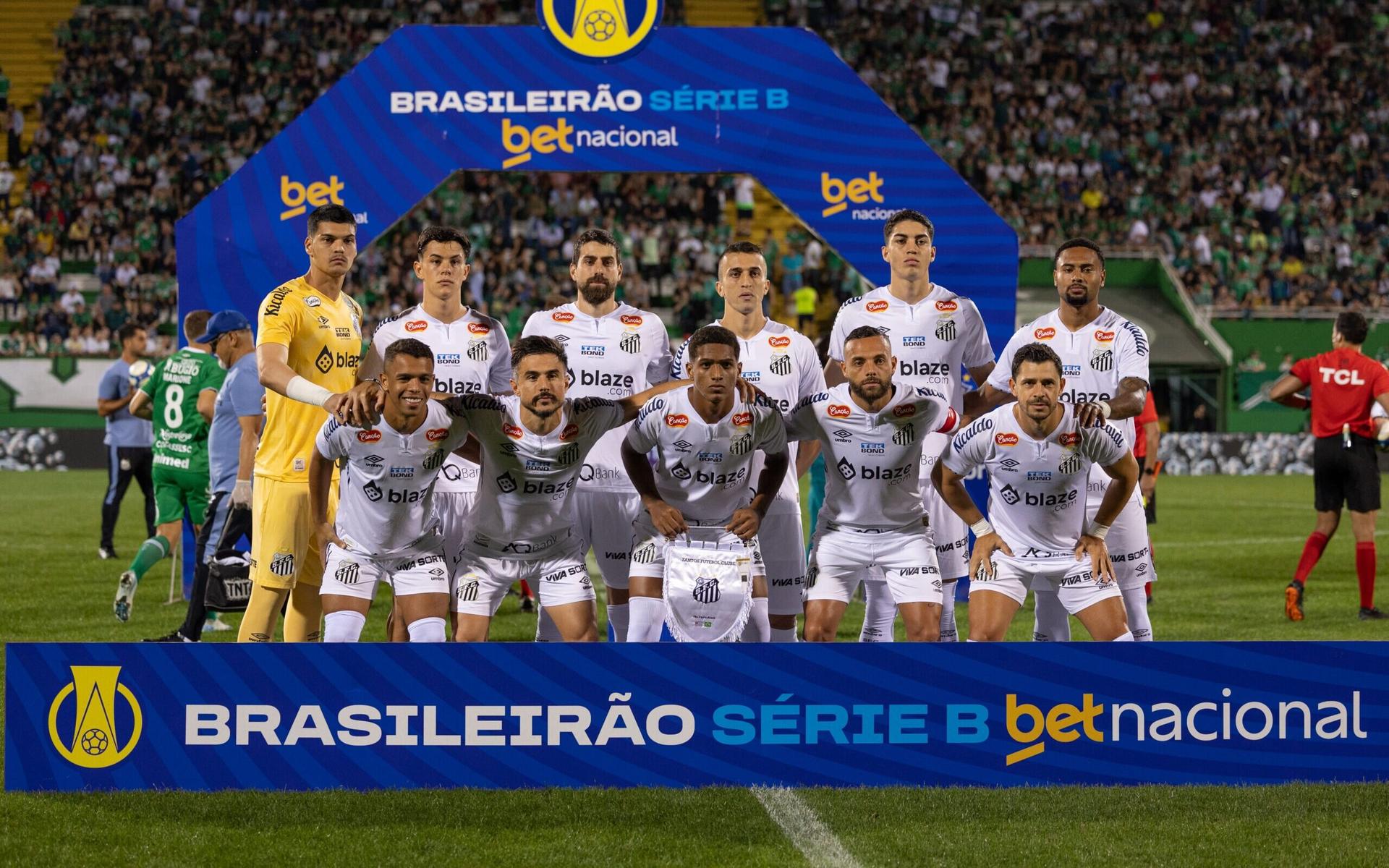 Titulares-do-Santos-posam-para-foto-oficial-antes-do-jogo-contra-a-Chapecoense-scaled-aspect-ratio-512-320