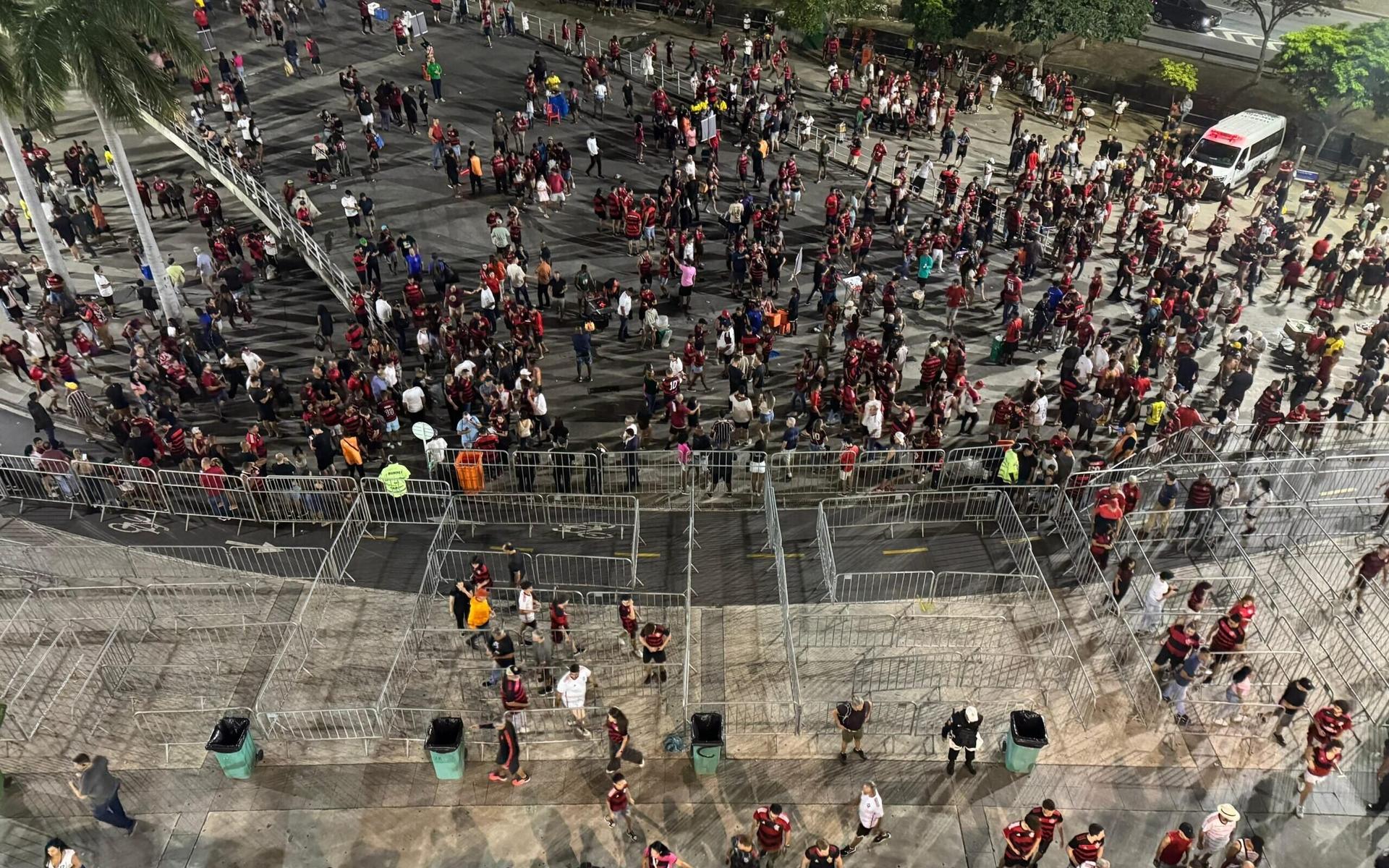 Torcedores-do-Flamengo-chegando-ao-Maracana-pela-rampa-da-Uerj-para-classico-contra-Fluminense-scaled-aspect-ratio-512-320