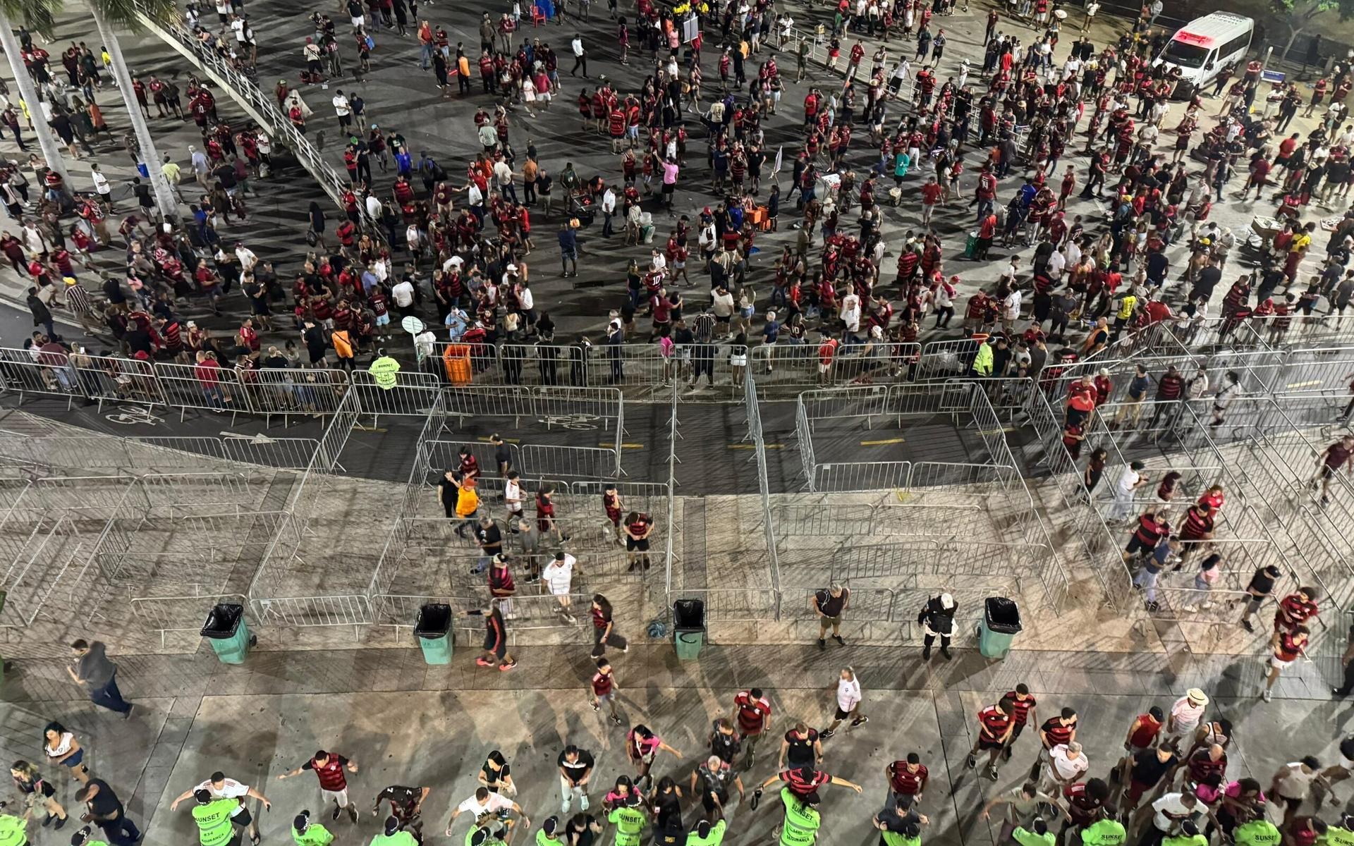 Torcedores-do-Flamengo-chegando-ao-Maracana-pela-rampa-da-Uerj-para-classico-contra-Fluminense-scaled-aspect-ratio-512-320