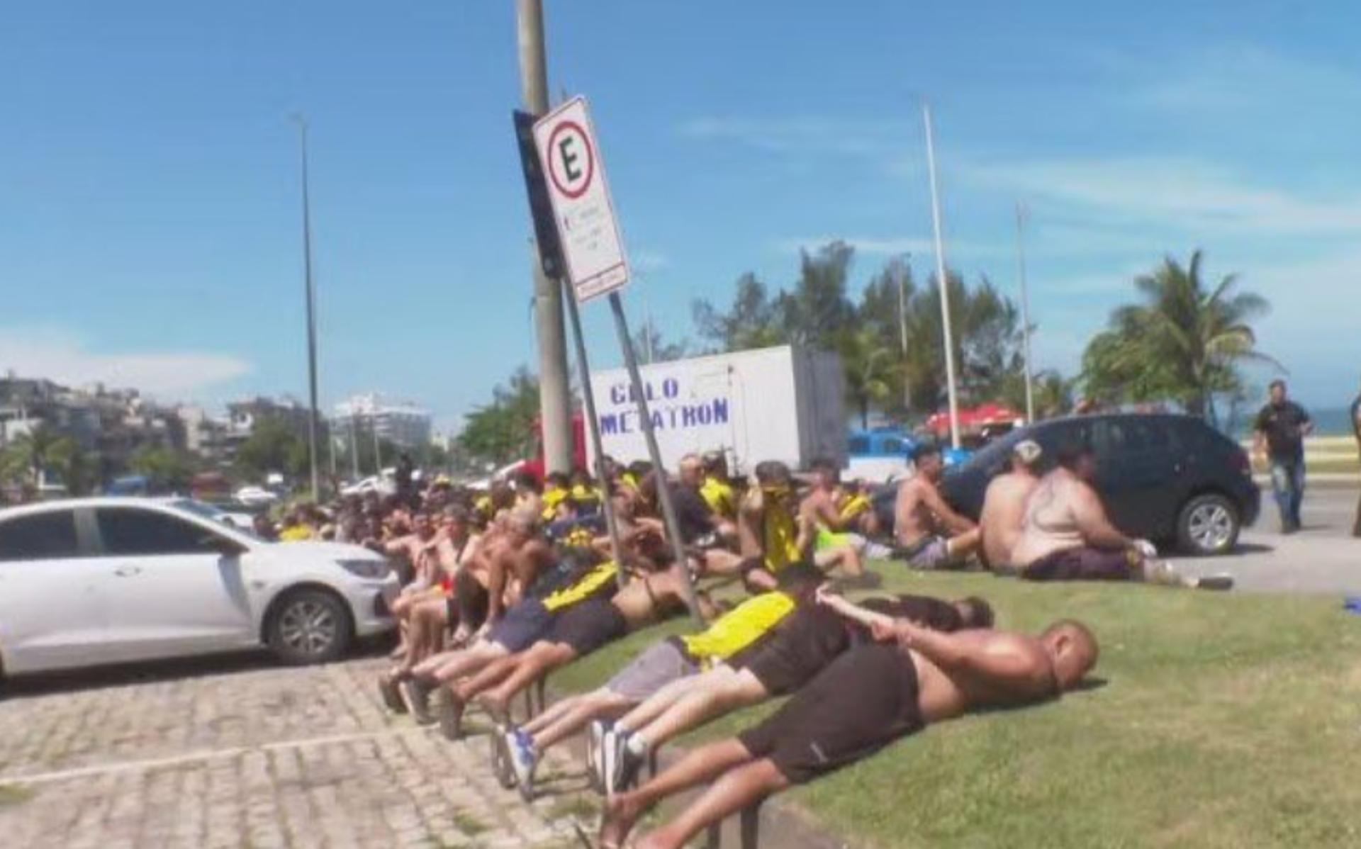 Torcedores-do-Penarol-vandalizam-recreio-RJ-1-aspect-ratio-512-320