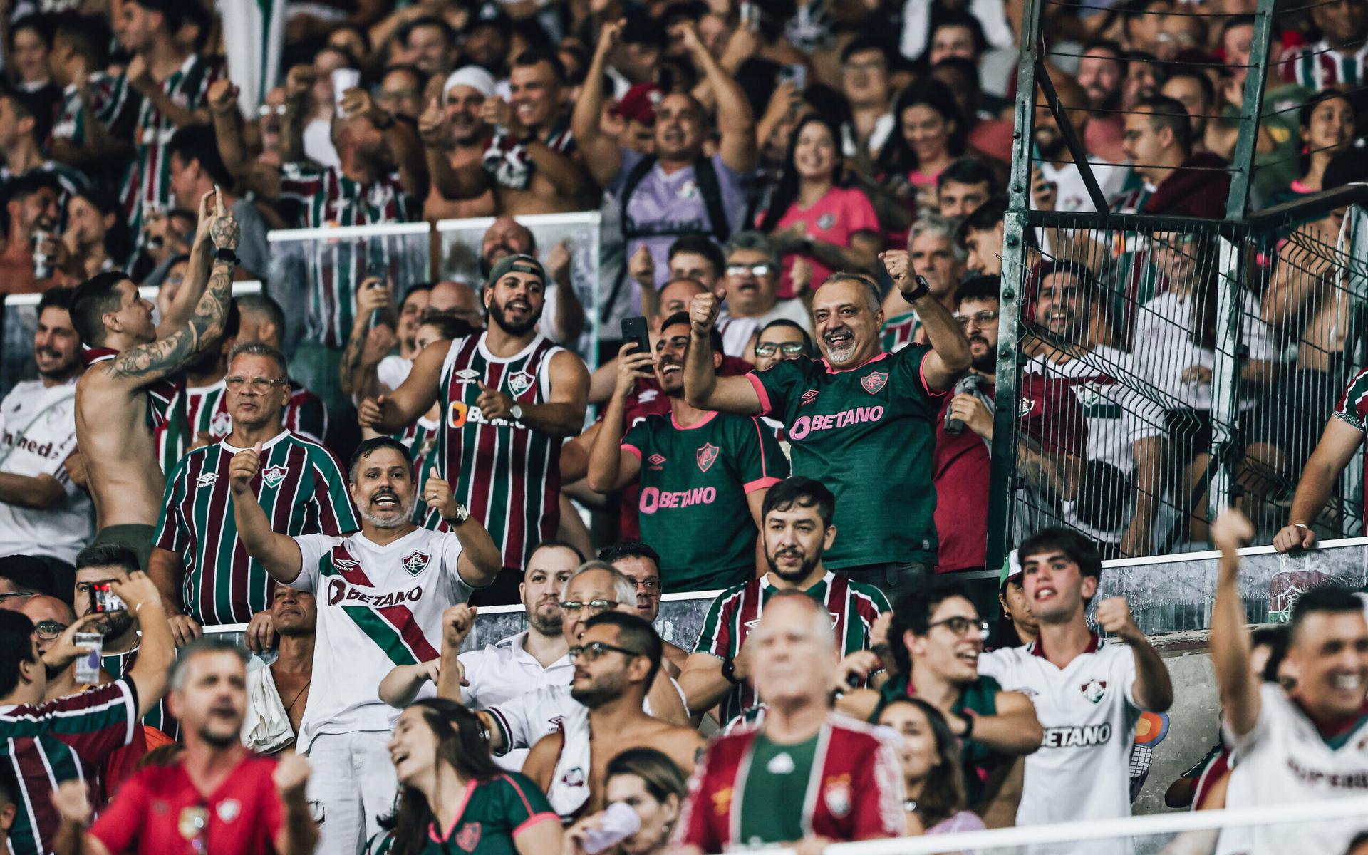 Torcida-do-Fluminense-comemora-vitoria-no-classico-contra-o-Flamengo-scaled-aspect-ratio-512-320