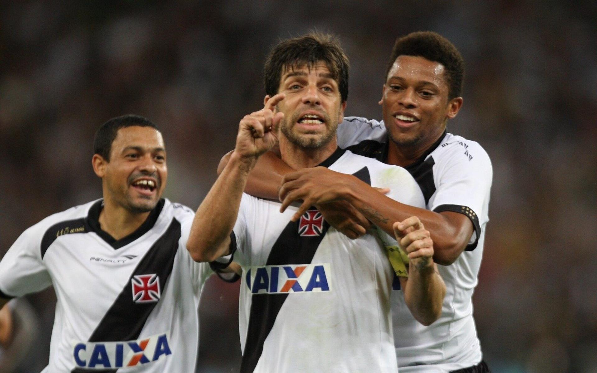 Juninho Pernambucano e André em ação pelo Vasco em 2013